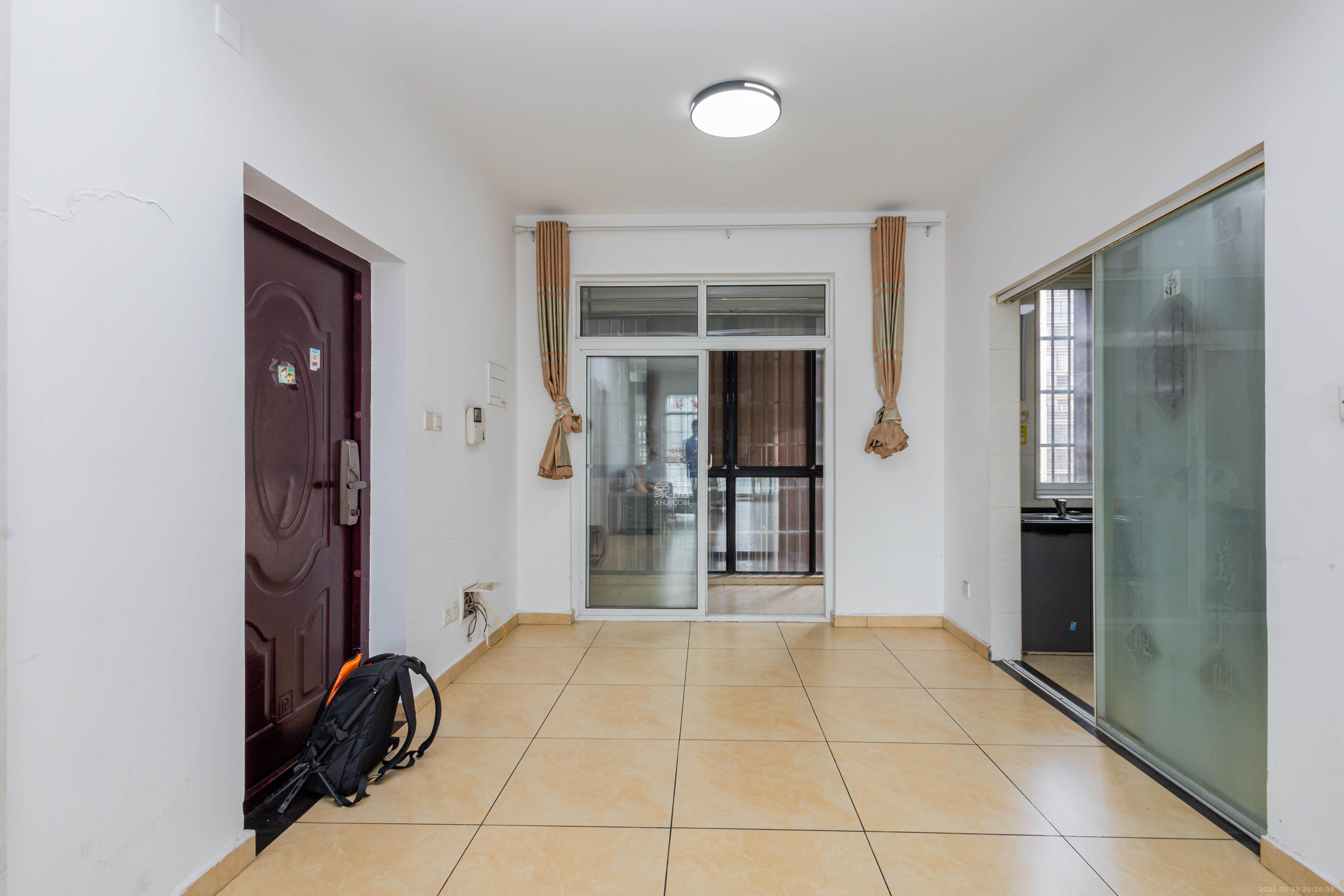 三景国际  3室2厅1卫    68.8万 三景国际  3室2厅1卫    68.8万客厅