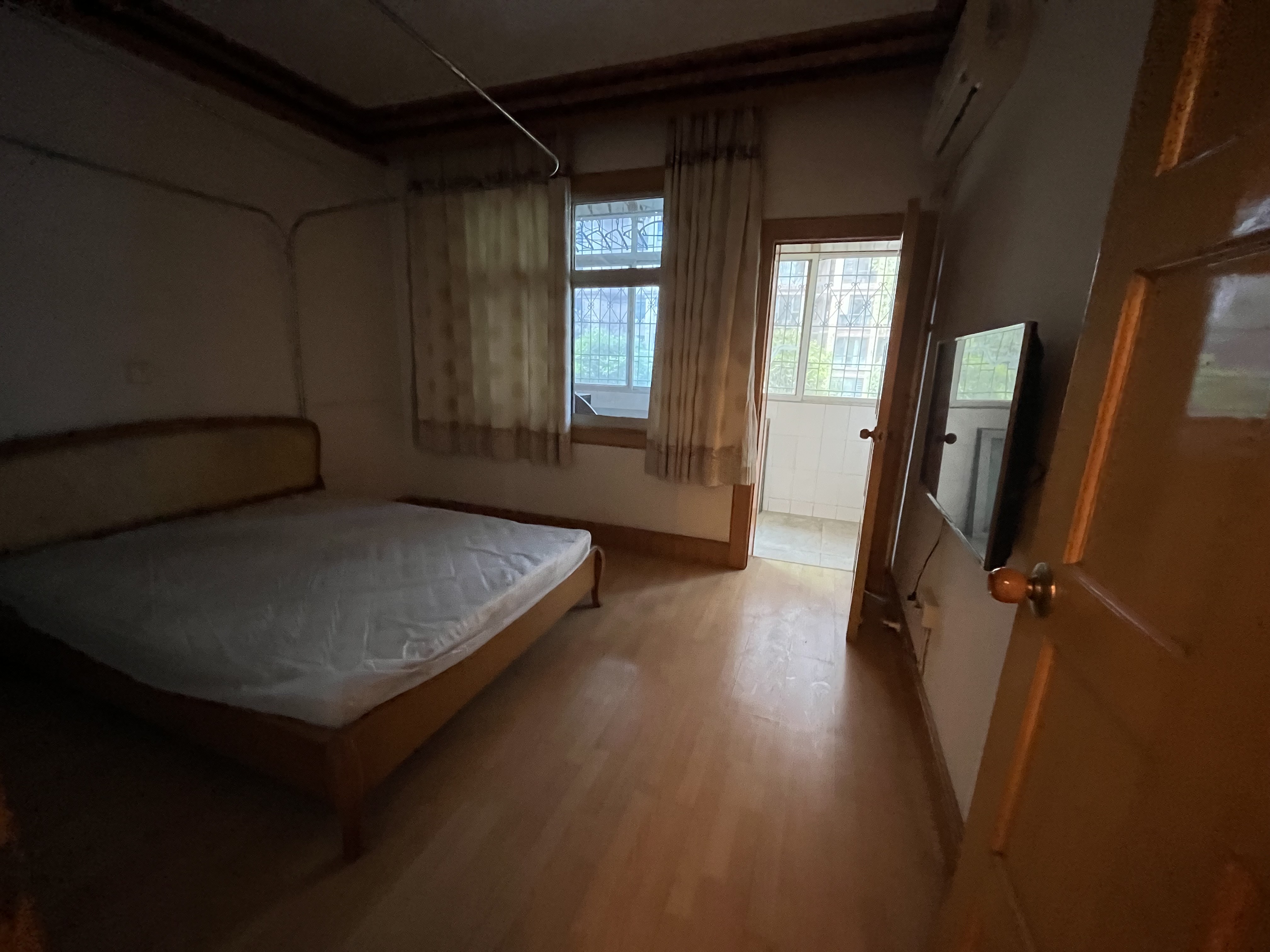 电力局家属楼  3室2厅1卫   38.00万客厅
