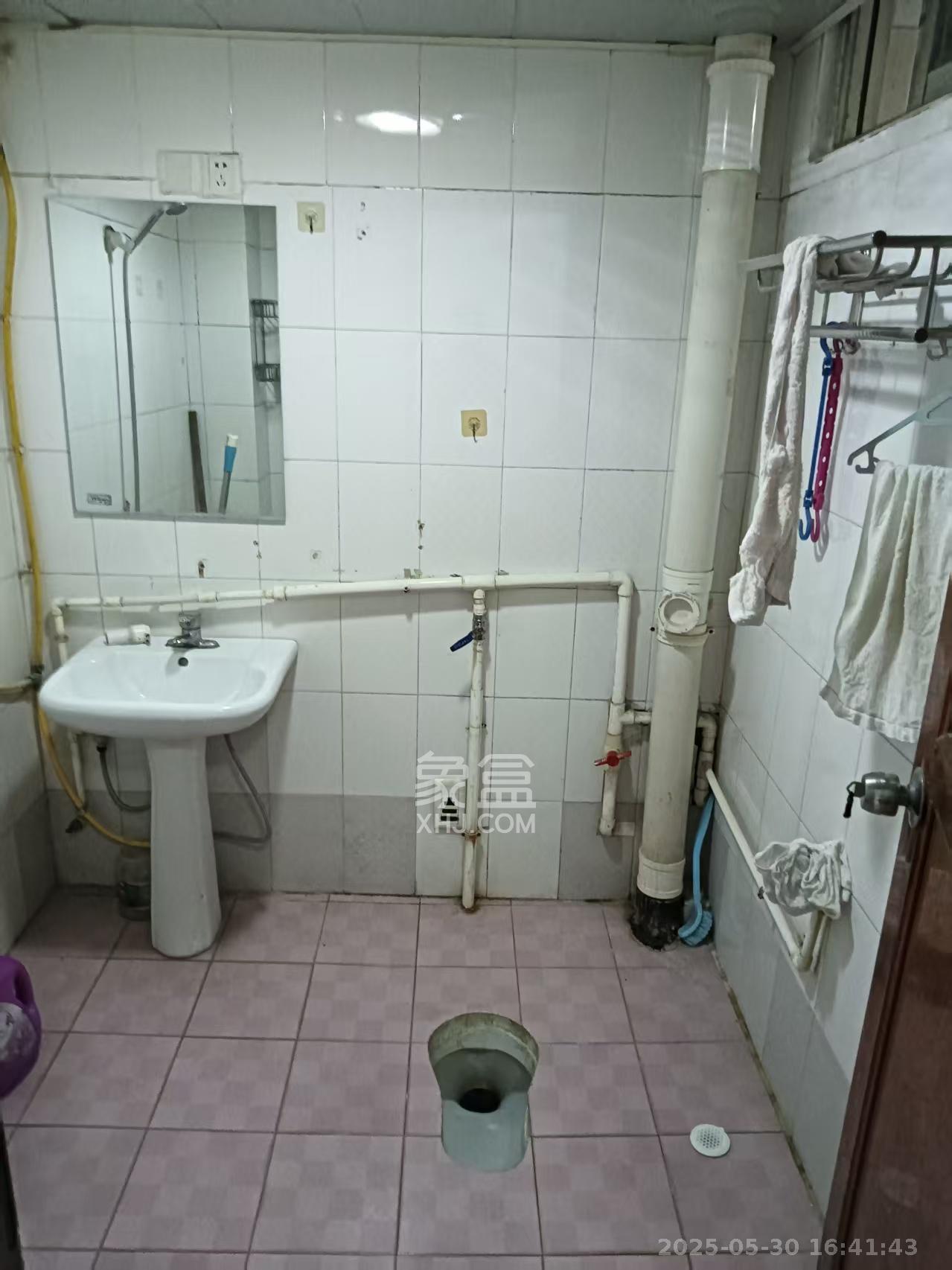 中南汽车世界  2室2厅1卫    1300.0元/月室内图