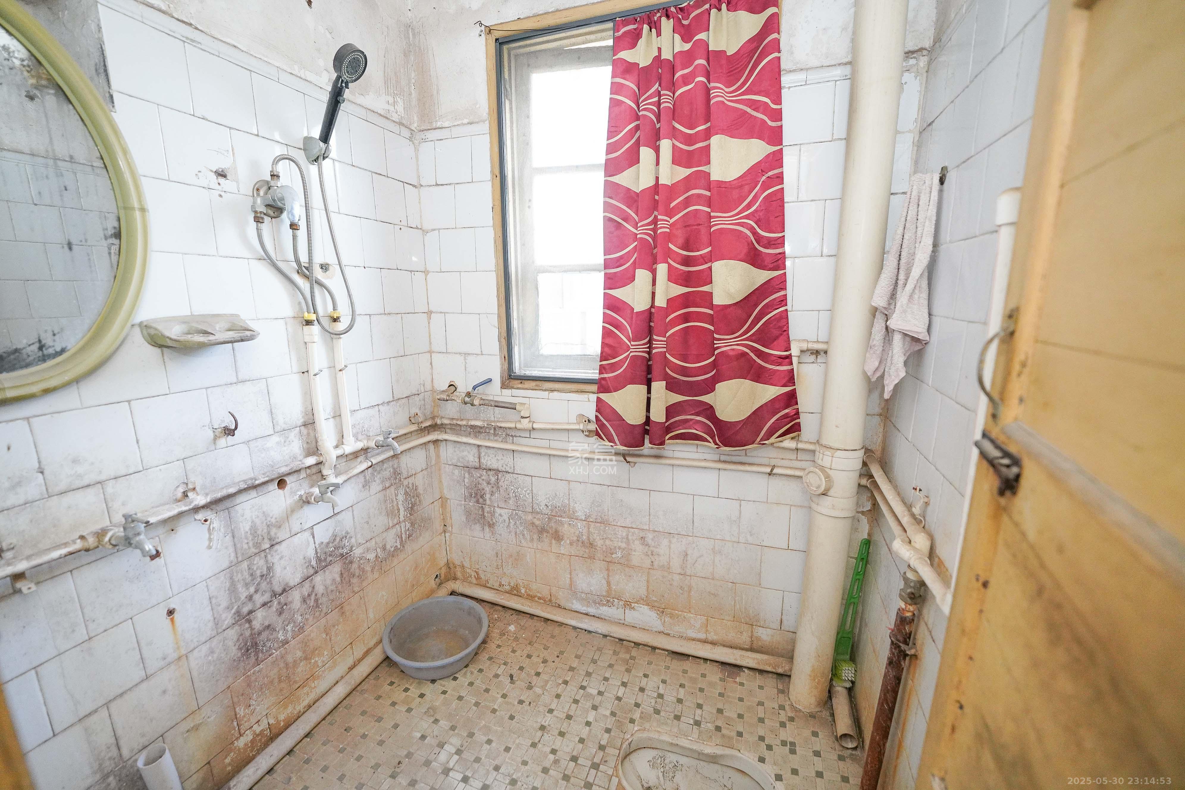 暮云镇水电八局 3室2厅1卫 30.0万 暮云镇水电八局 3室2厅1卫 30.0万卫生间