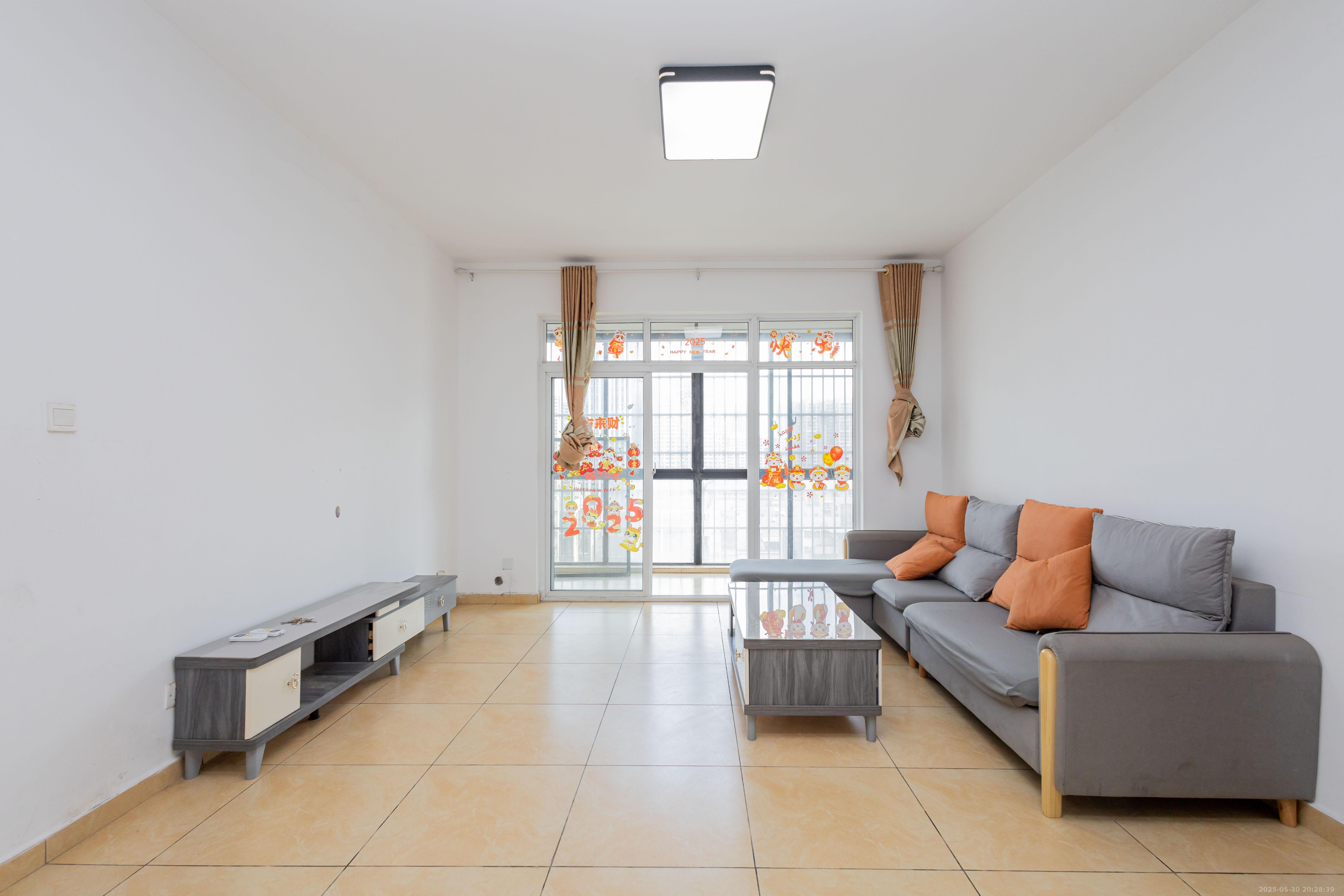 三景国际  3室2厅1卫    68.8万 三景国际  3室2厅1卫    68.8万客厅