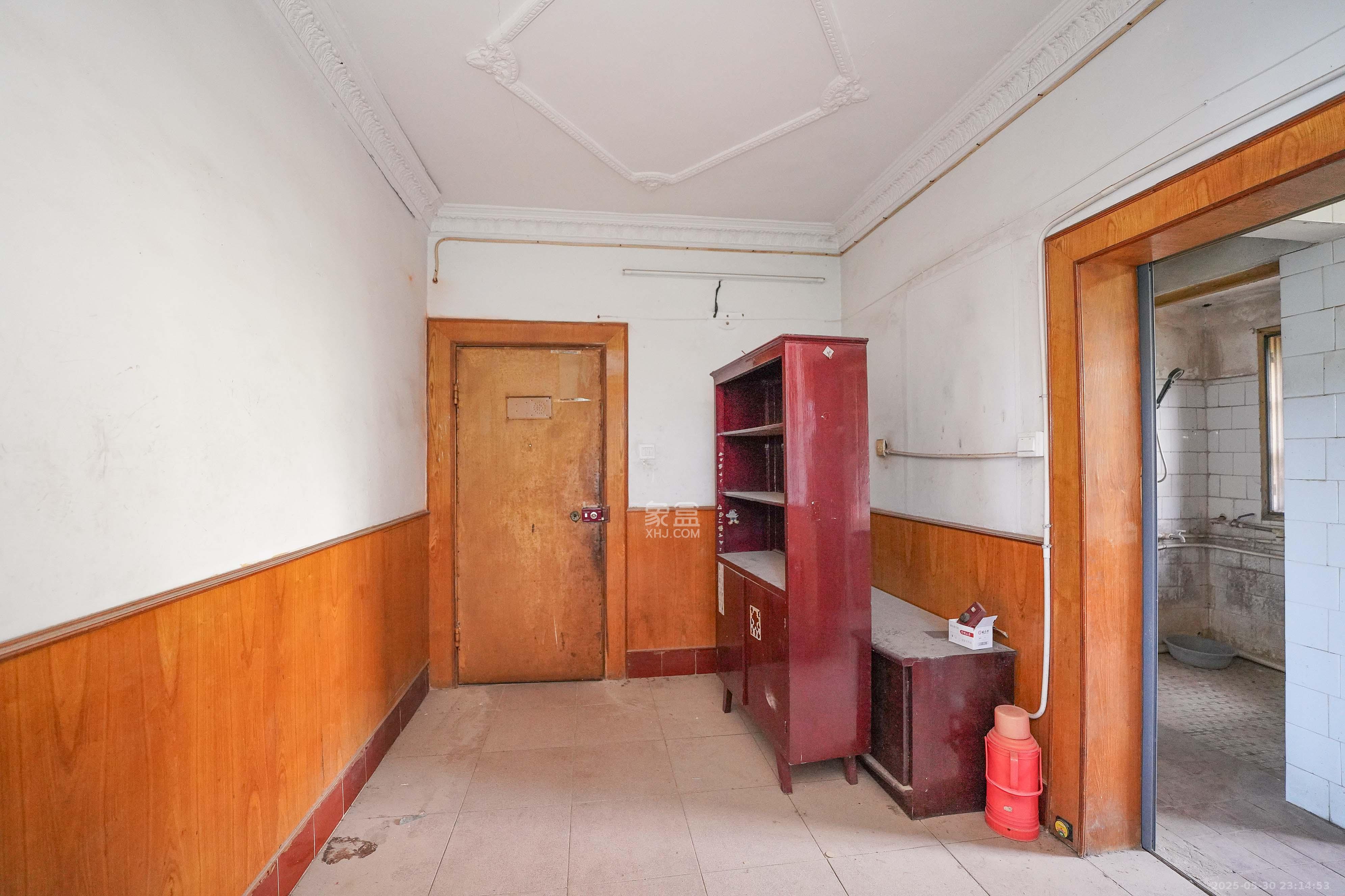 暮云镇水电八局 3室2厅1卫 30.0万 暮云镇水电八局 3室2厅1卫 30.0万客厅