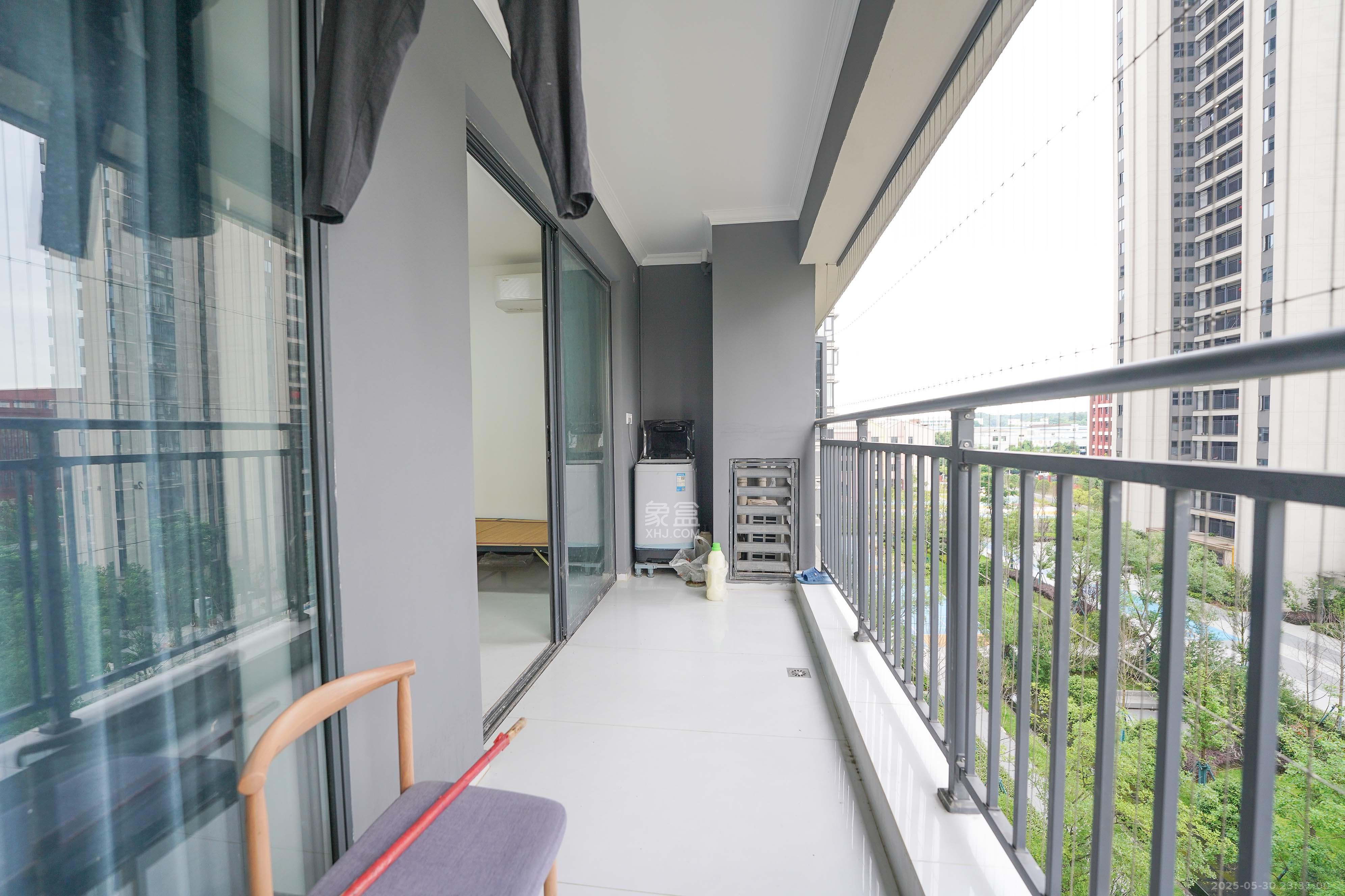 旭辉雨金广场  3室2厅2卫   105.00万阳台