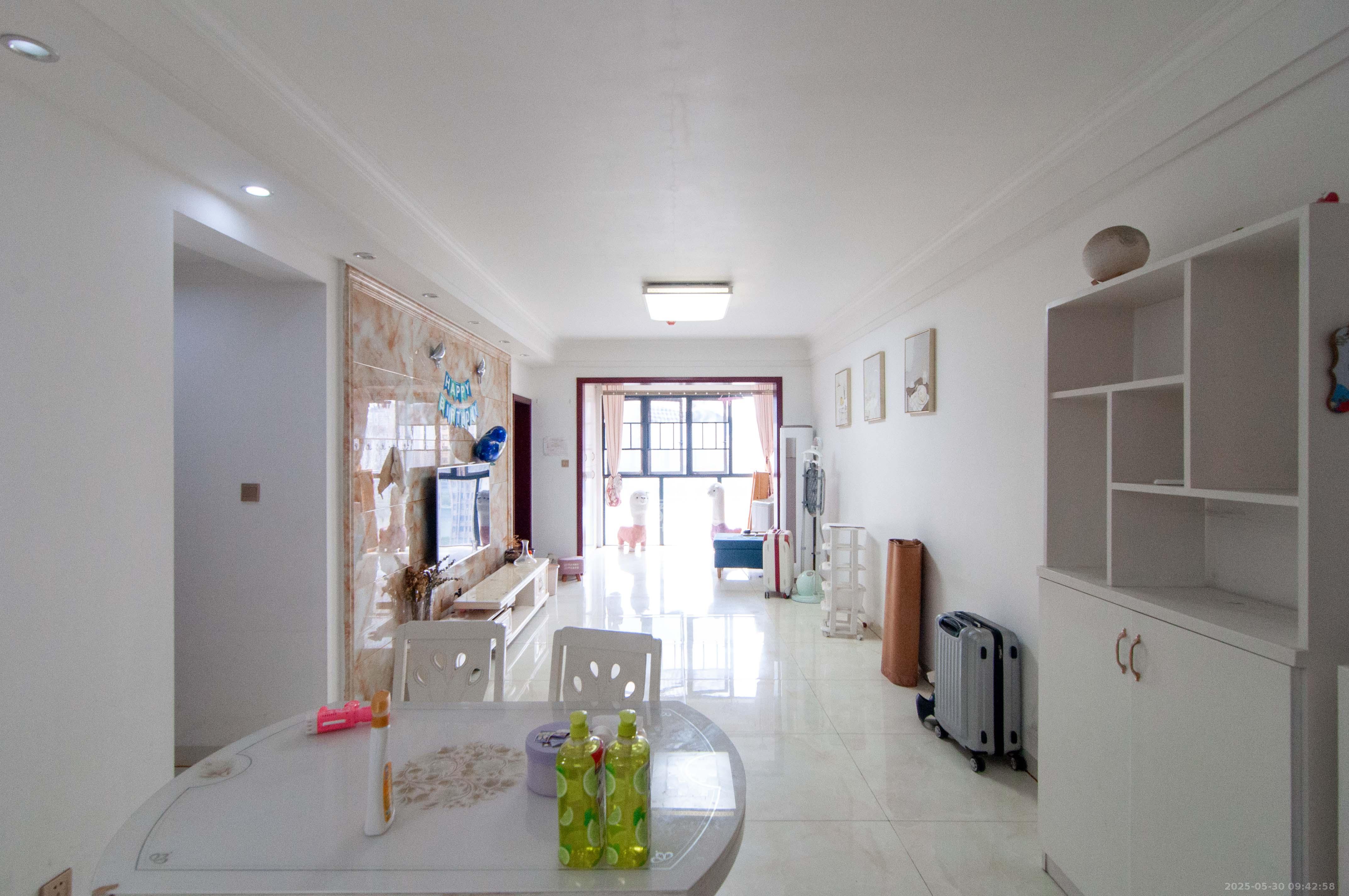 中建梅溪湖中心  3室2厅2卫    126.8万 中建梅溪湖中心  3室2厅2卫    126.8万客厅