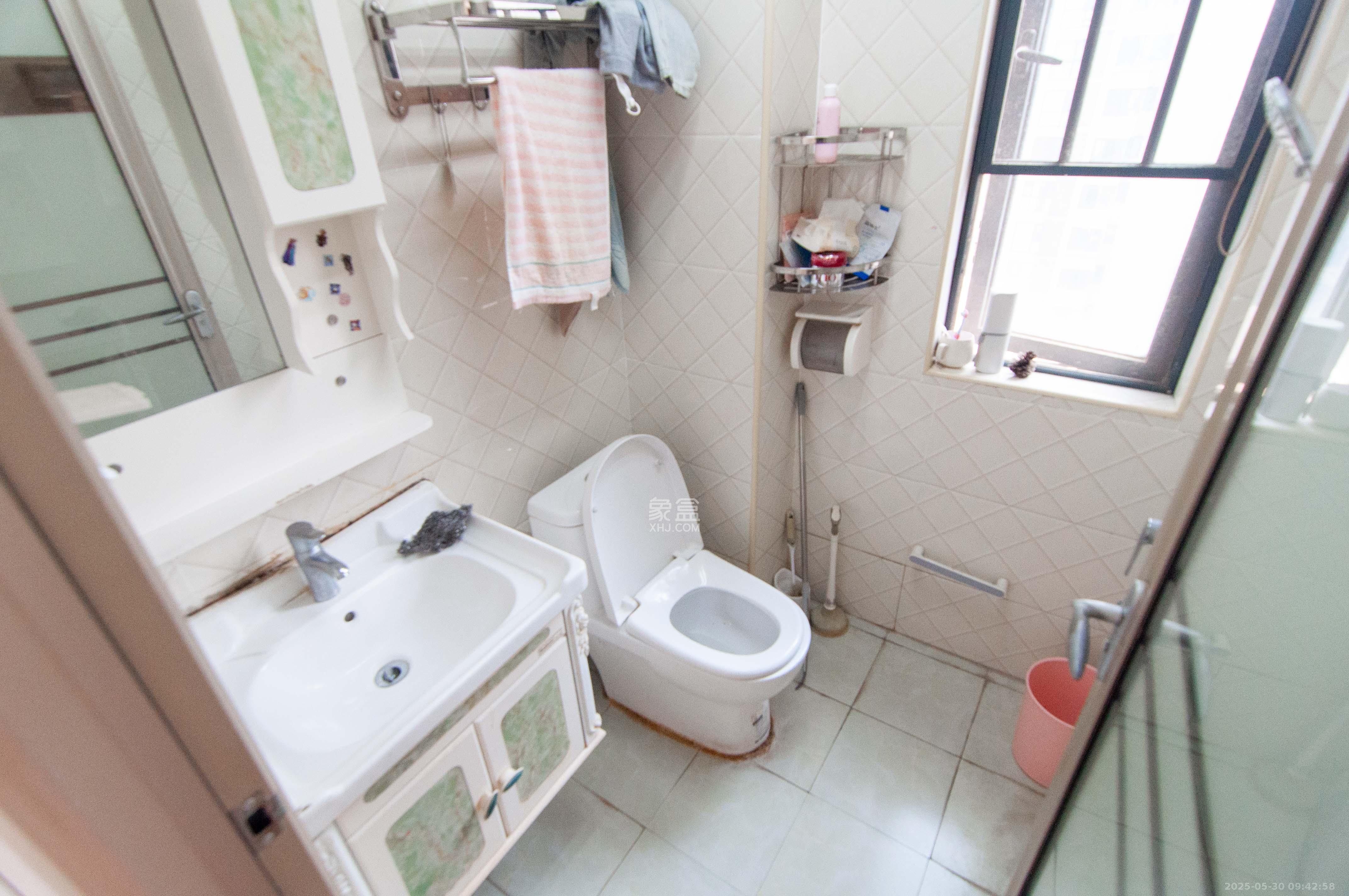 中建梅溪湖中心  3室2厅2卫    126.8万 中建梅溪湖中心  3室2厅2卫    126.8万卫生间