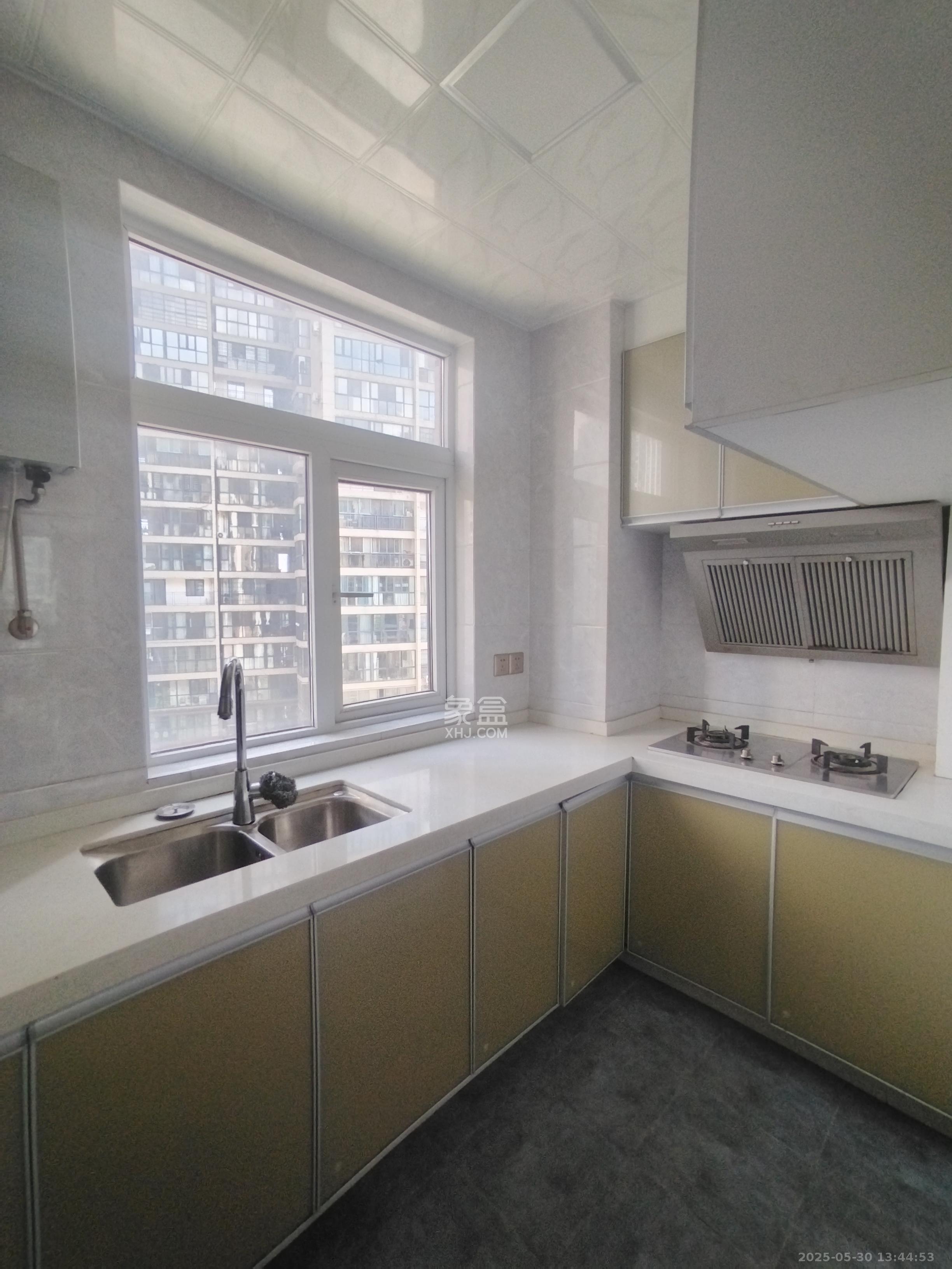 和悦城(蟠龙景苑) 3室2厅2卫 1800.0元/月 和悦城(蟠龙景苑) 3室2厅2卫 1800.0元/月室内图