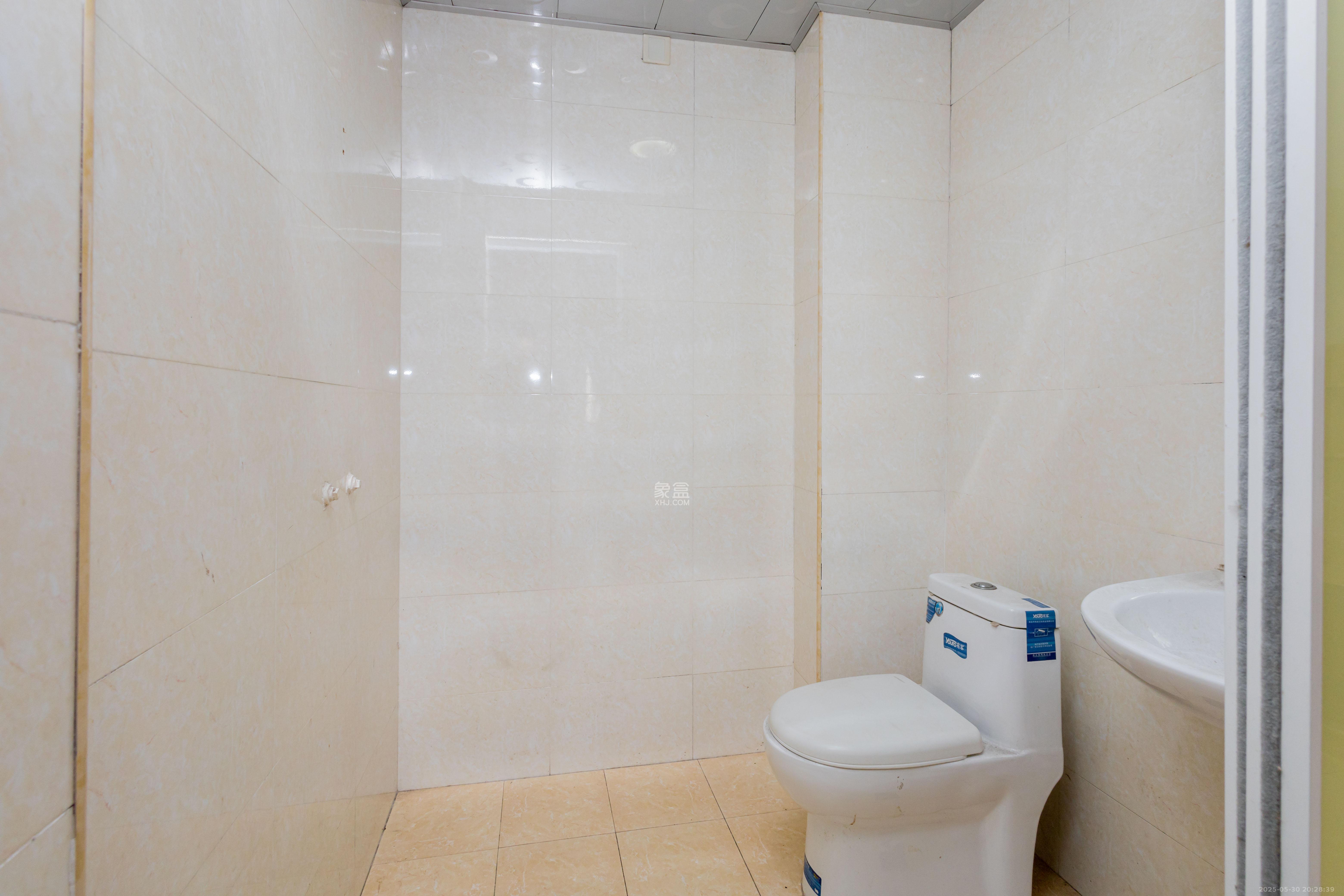 三景国际  3室2厅1卫    68.8万 三景国际  3室2厅1卫    68.8万卫生间