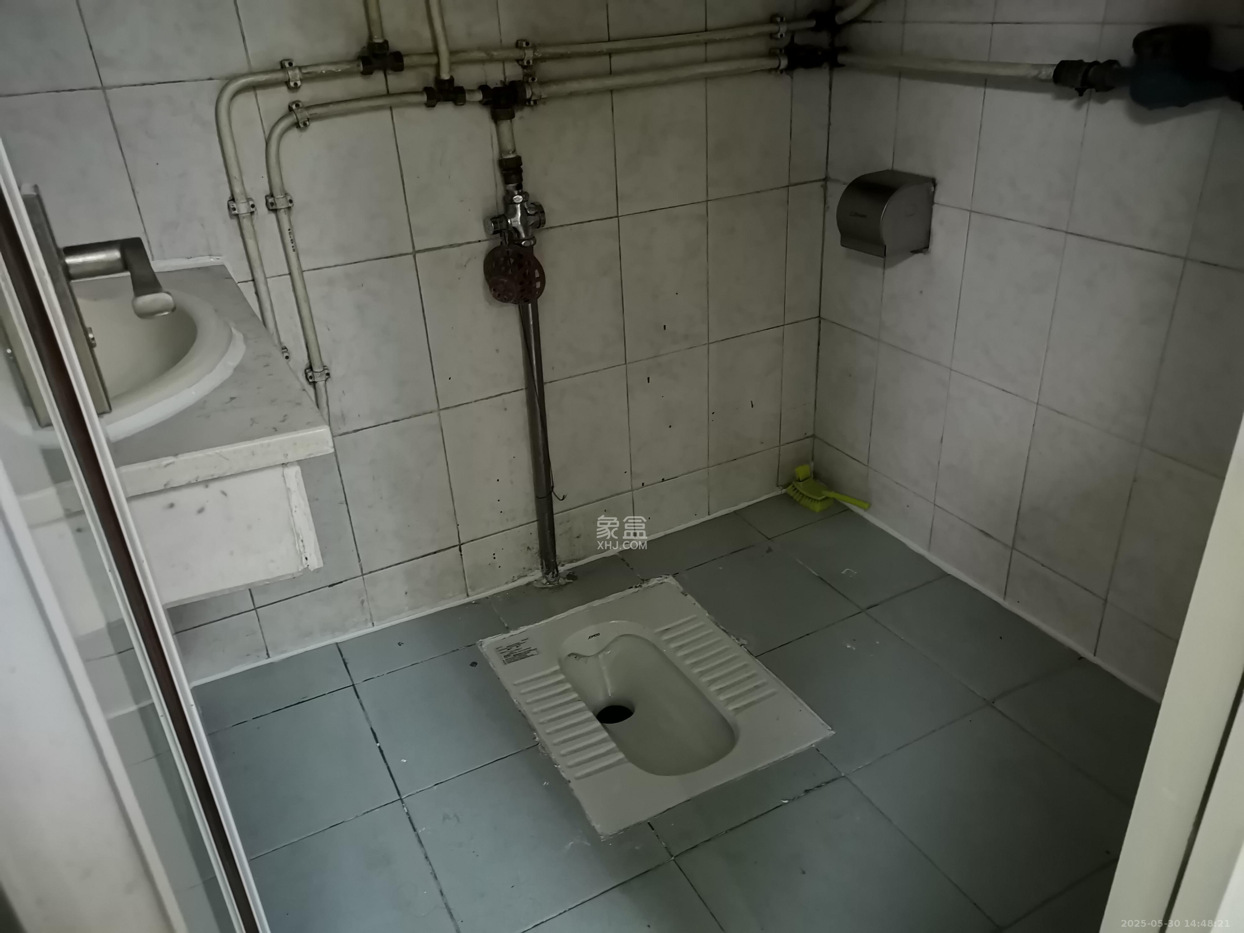 亚华大酒店 3室2厅2卫 3300.0元/月 亚华大酒店 3室2厅2卫 3300.0元/月室内图