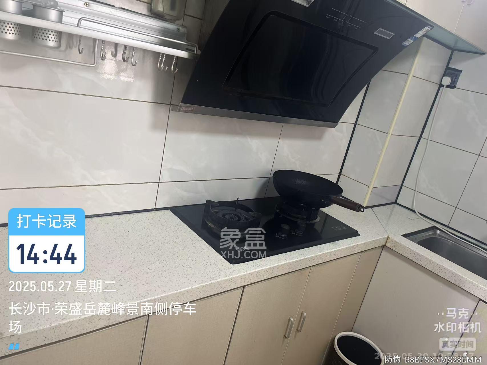 荣盛岳麓峰景  3室2厅2卫   1800.00元/月室内图