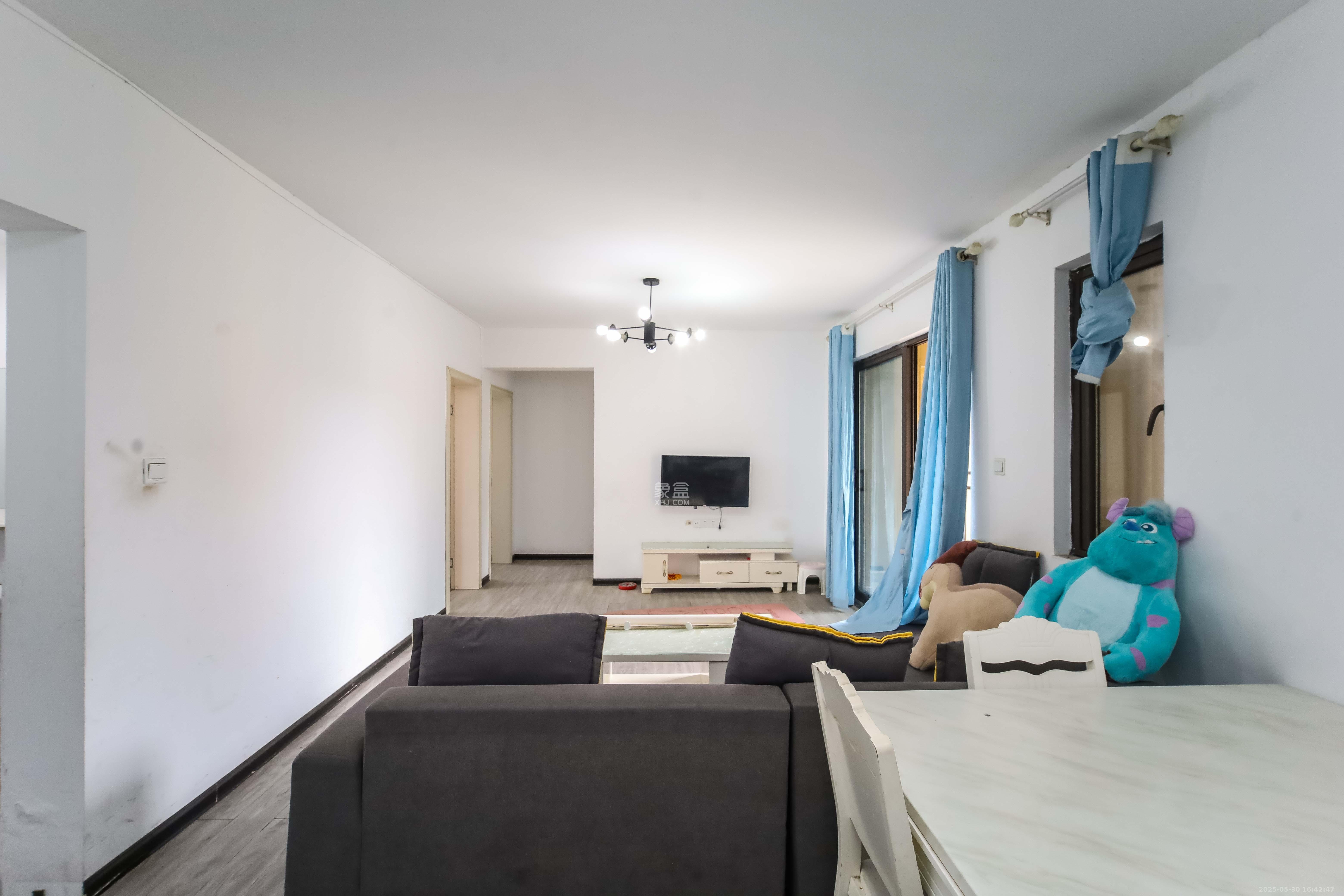 中欣楚天熙苑 3室2厅1卫 95.00万 中欣楚天熙苑 3室2厅1卫 95.00万客厅