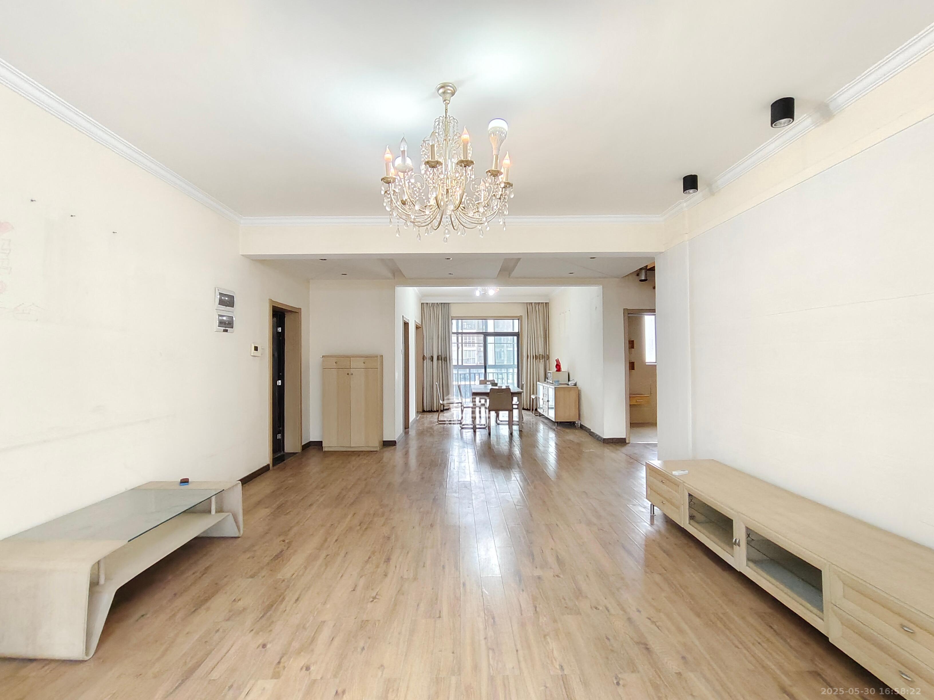 银港水晶城  5室2厅3卫    3800.0元/月 银港水晶城  5室2厅3卫    3800.0元/月