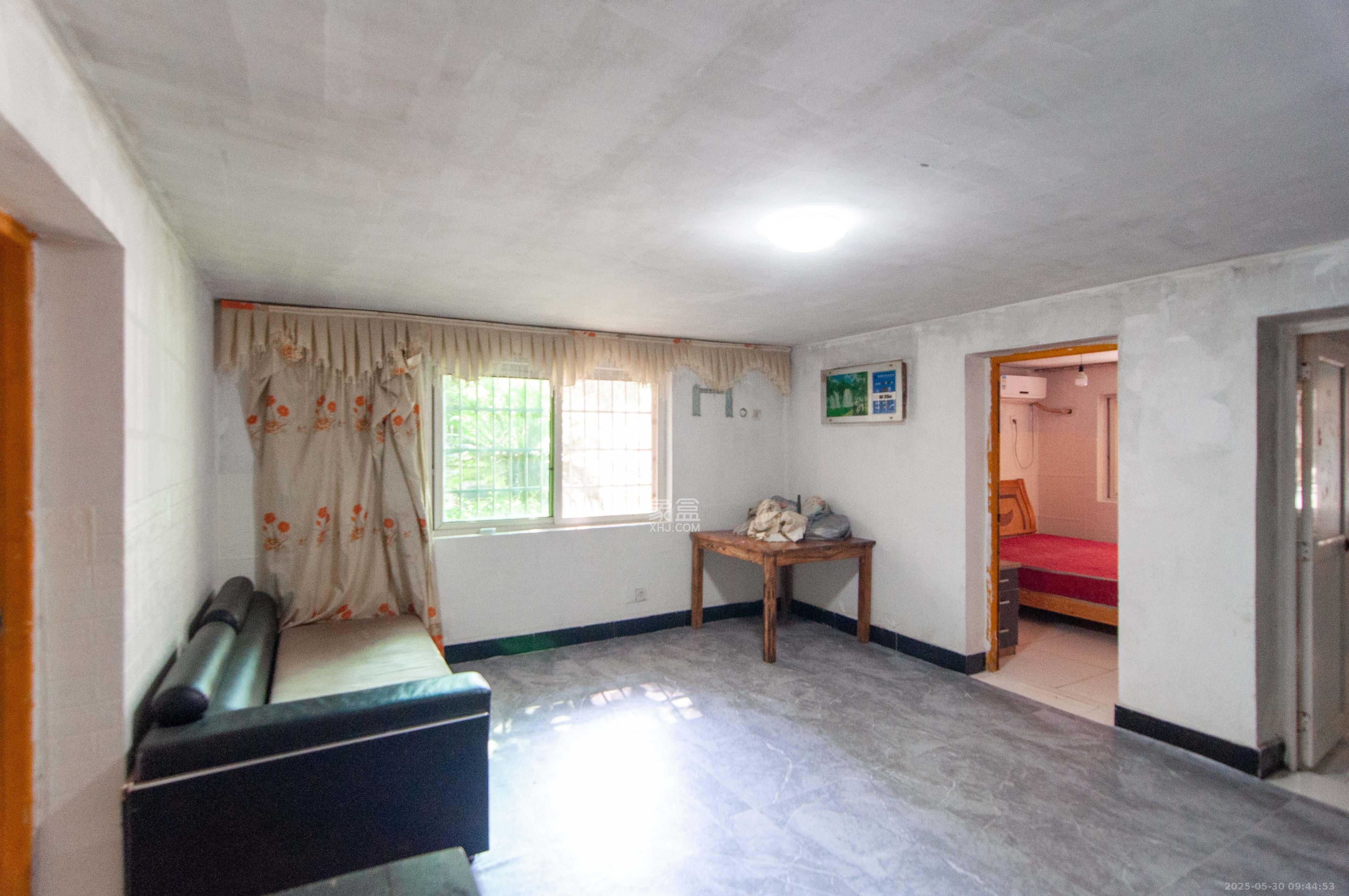 江南公寓 2室2厅1卫 38.0万 江南公寓 2室2厅1卫 38.0万客厅