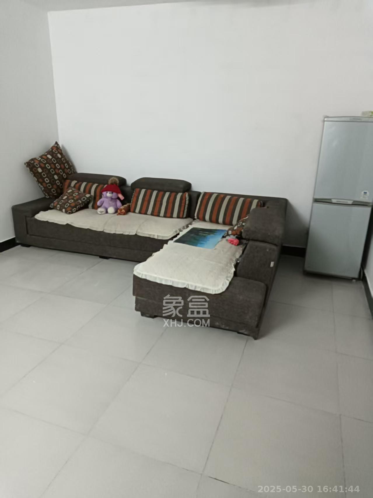 中南汽车世界  2室2厅1卫    1300.0元/月室内图