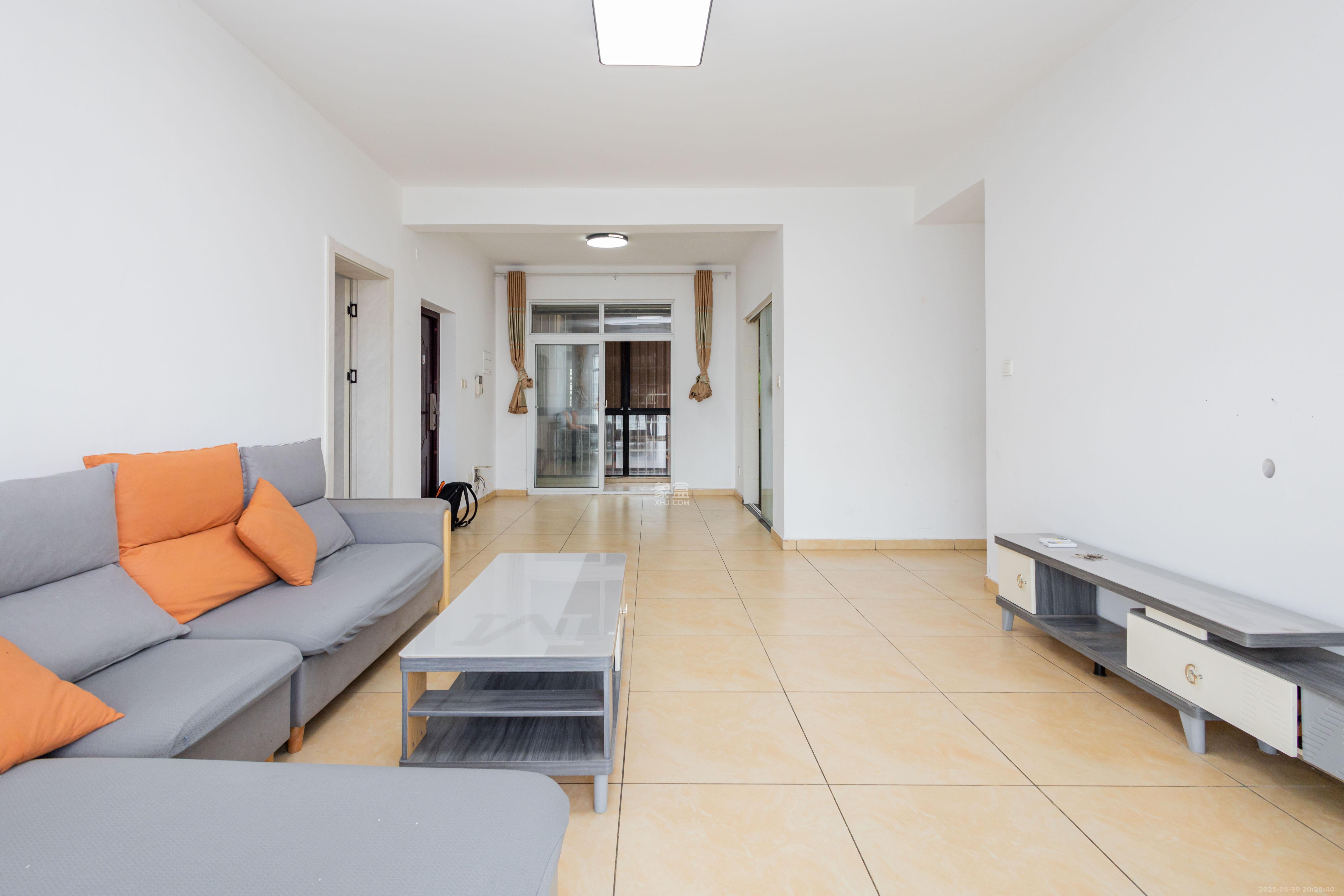 三景国际  3室2厅1卫    68.8万 三景国际  3室2厅1卫    68.8万客厅