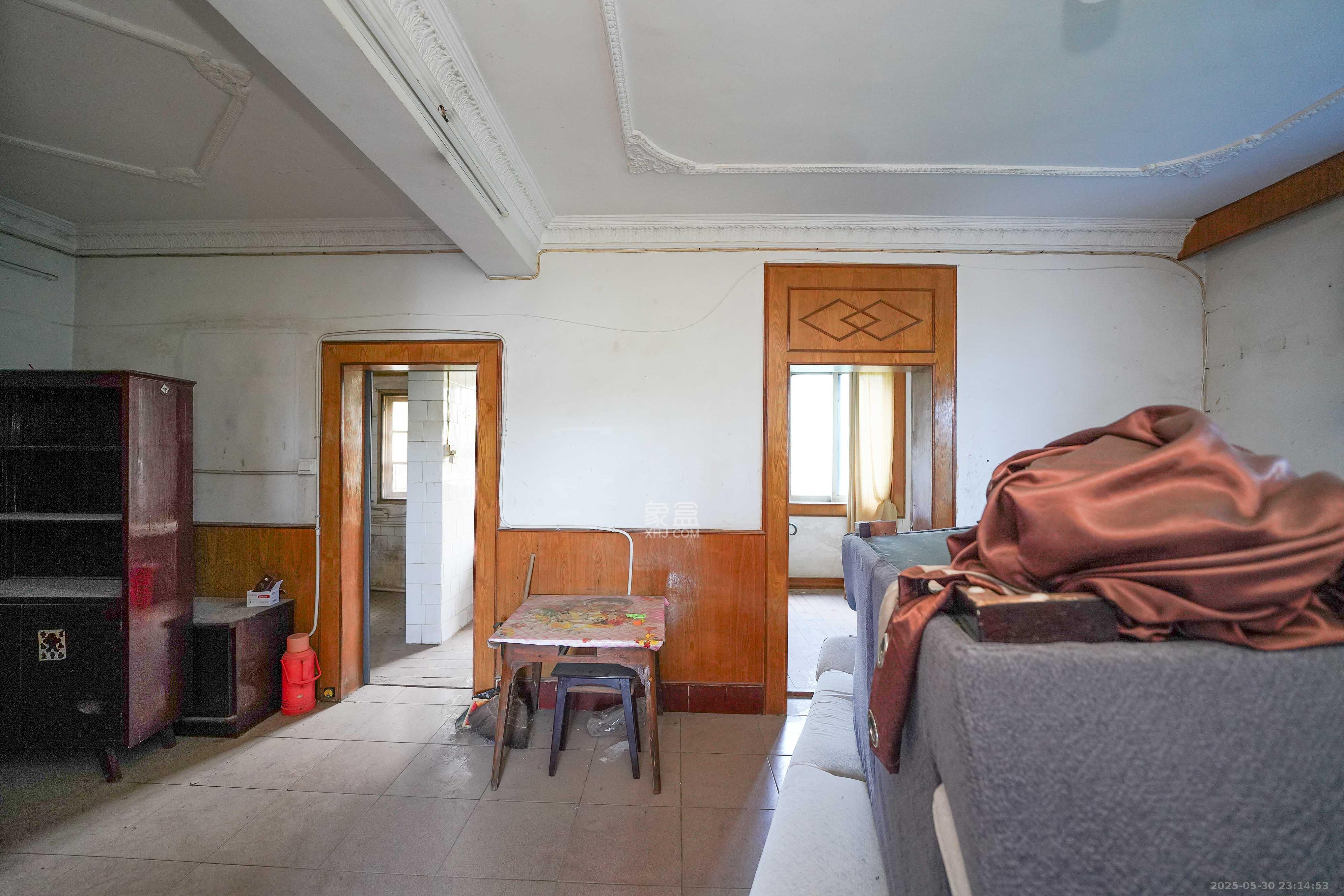 暮云镇水电八局 3室2厅1卫 30.0万 暮云镇水电八局 3室2厅1卫 30.0万客厅