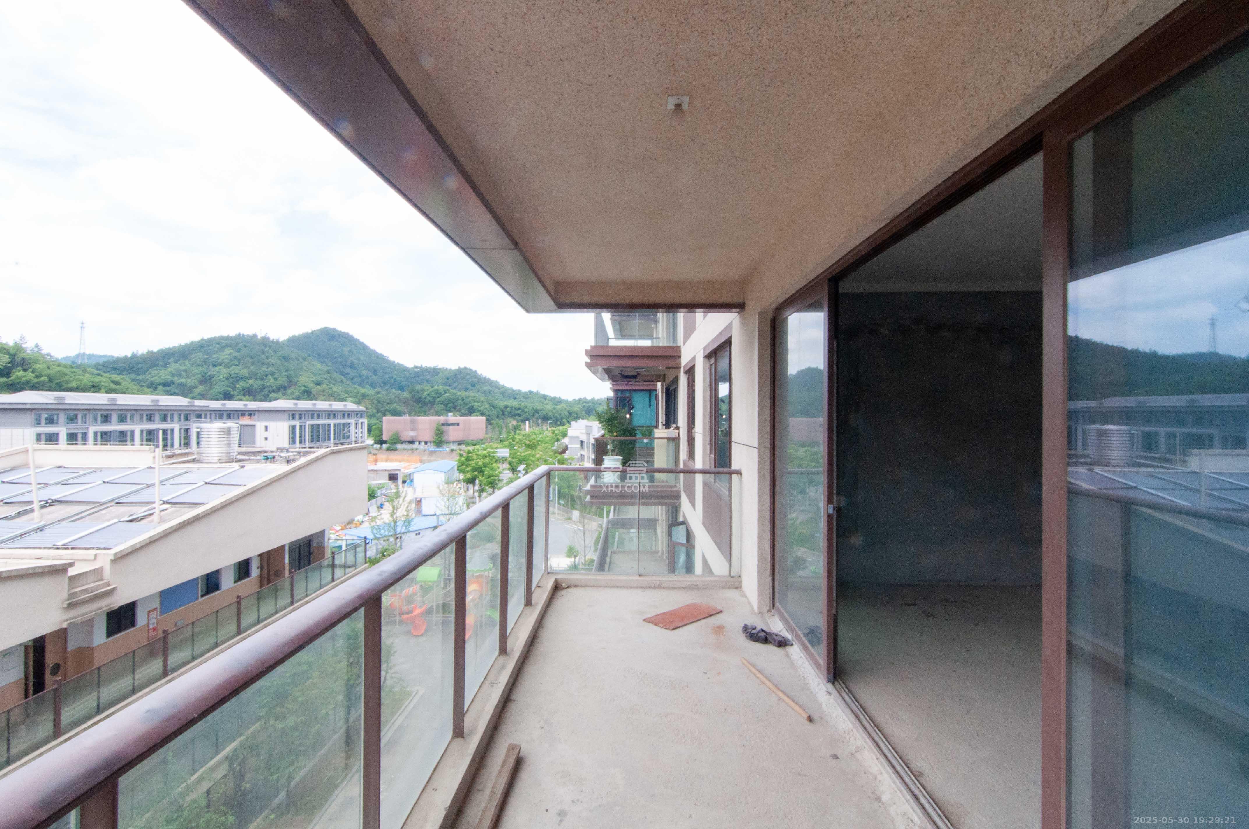 绿地麓湖郡  4室2厅2卫   180.00万其他