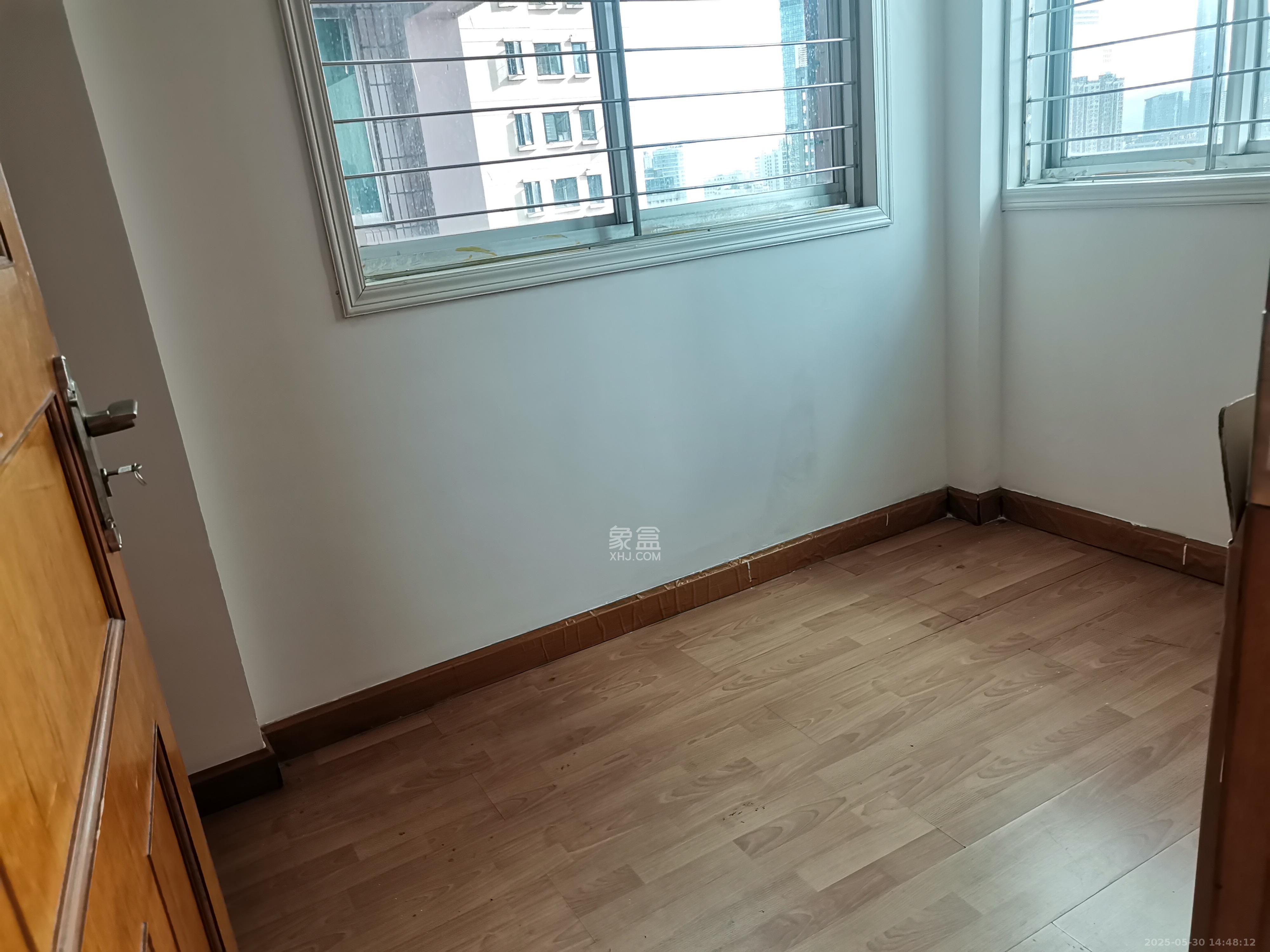 亚华大酒店 3室2厅2卫 3300.0元/月 亚华大酒店 3室2厅2卫 3300.0元/月室内图