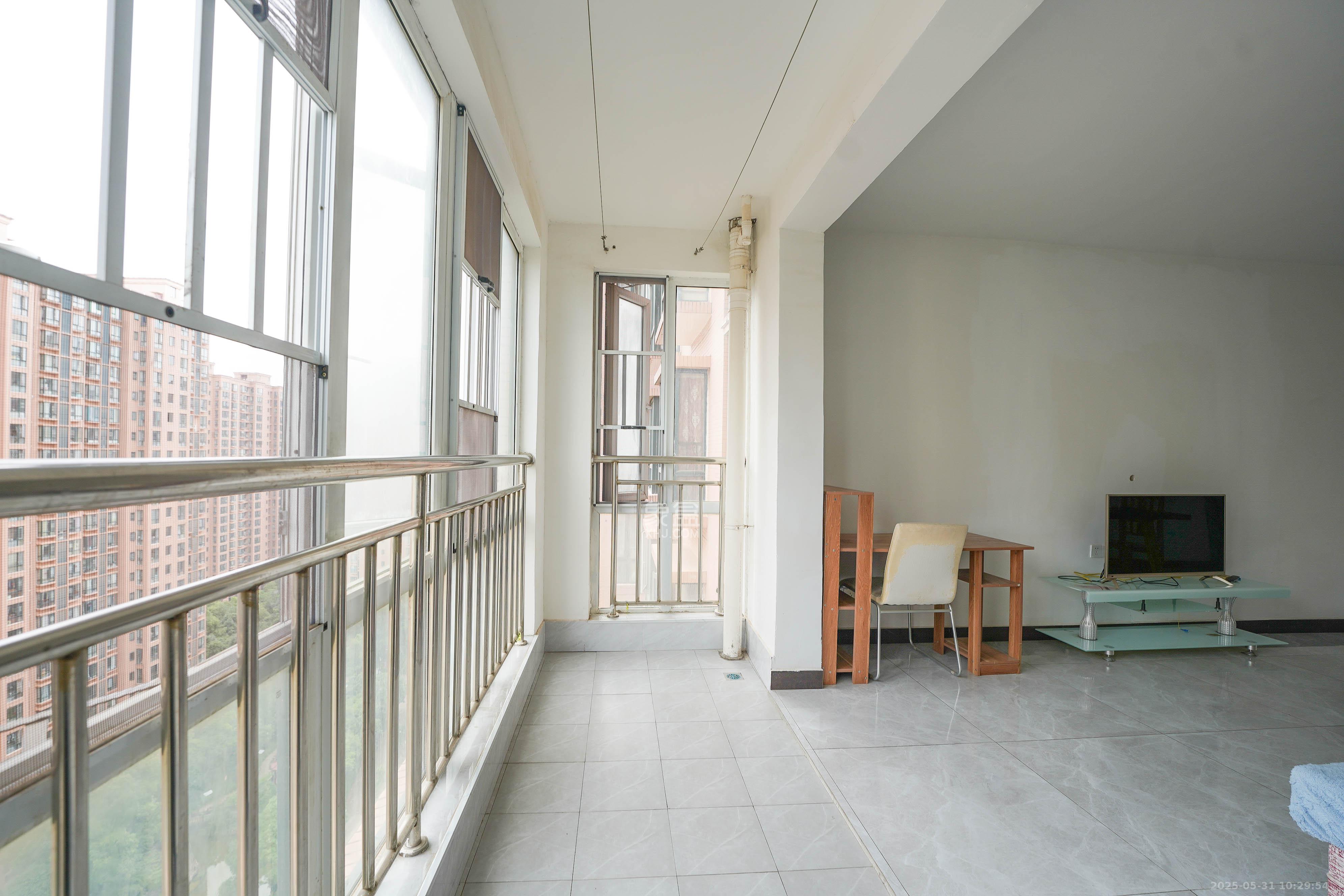 丽发新城 3室2厅2卫 83.8万 丽发新城 3室2厅2卫 83.8万阳台