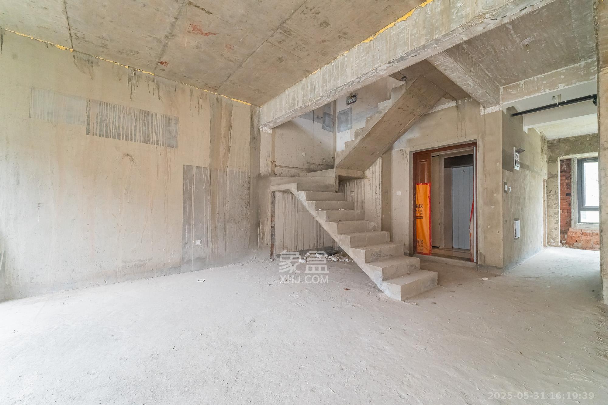 中交建发松雅院  5室2厅3卫    290.0万 中交建发松雅院  5室2厅3卫    290.0万客厅