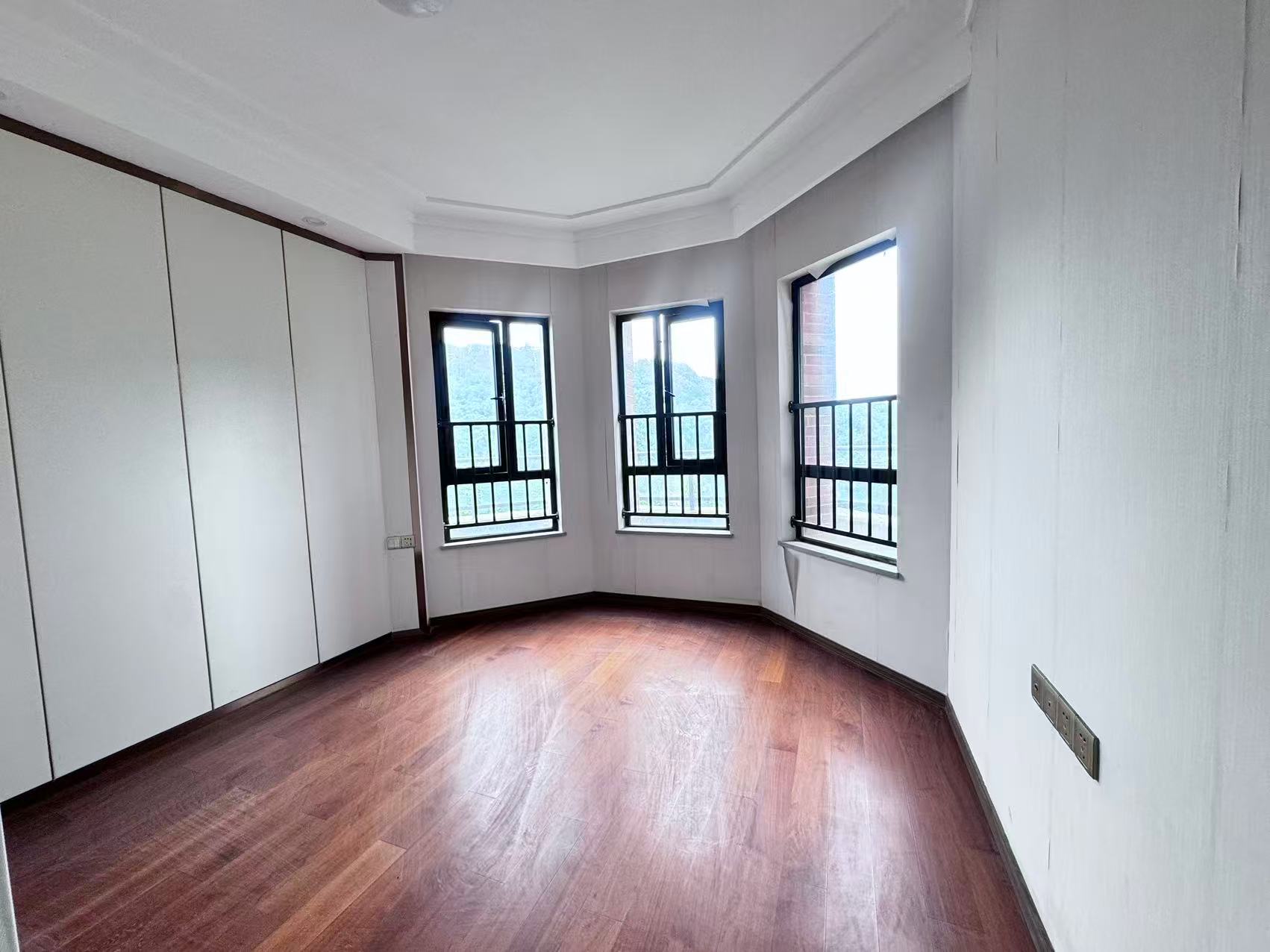 翡翠公园(北大资源) 4室2厅1卫 81.0万 翡翠公园(北大资源) 4室2厅1卫 81.0万室内图