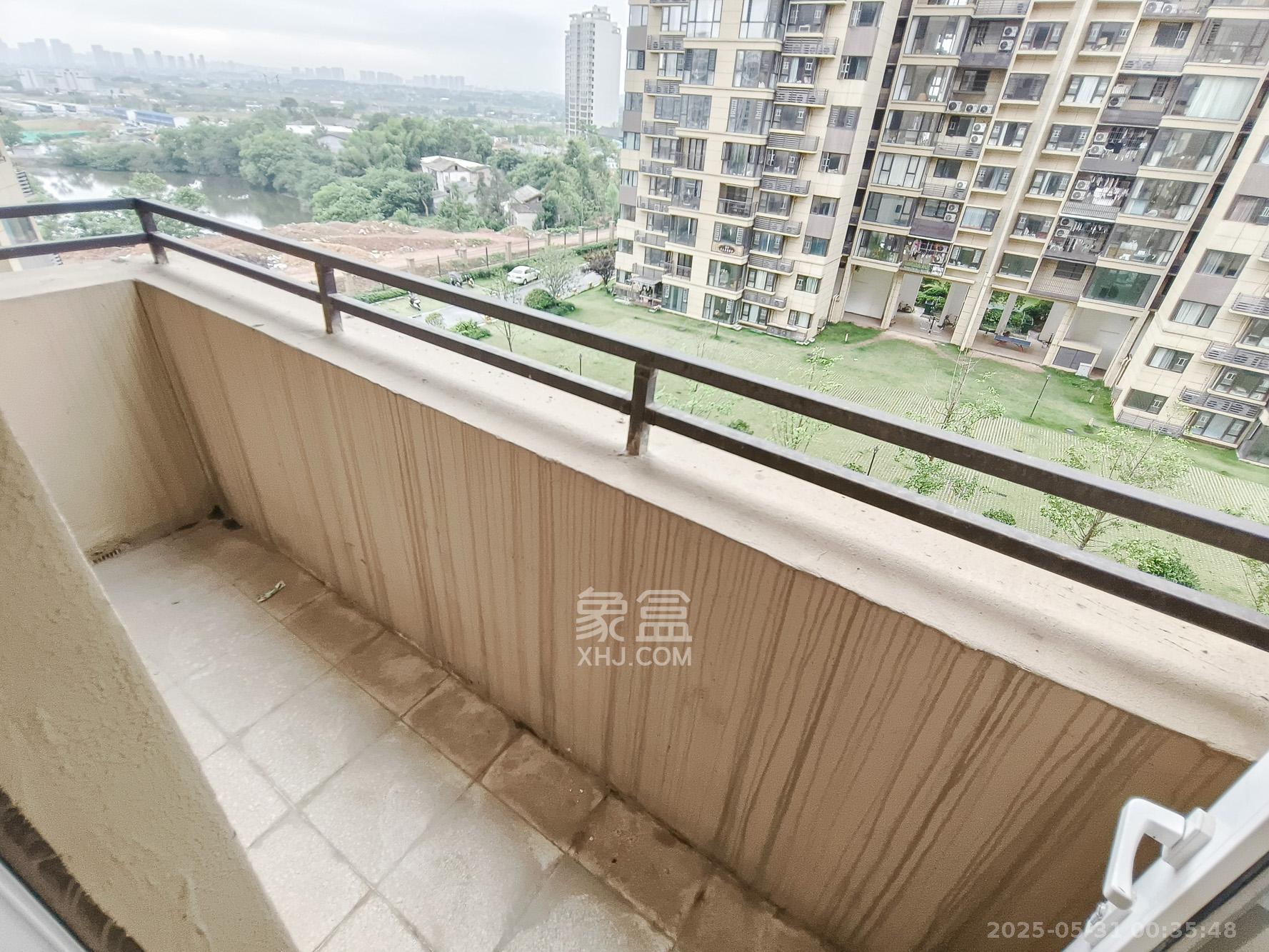 保利香槟国际  4室2厅2卫    106.0万 保利香槟国际  4室2厅2卫    106.0万阳台