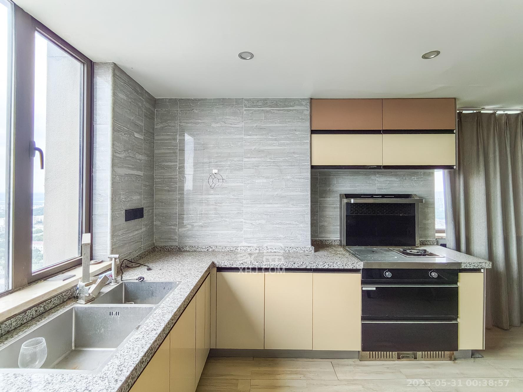 艾美潇湘 2室2厅2卫 43.0万 艾美潇湘 2室2厅2卫 43.0万厨房