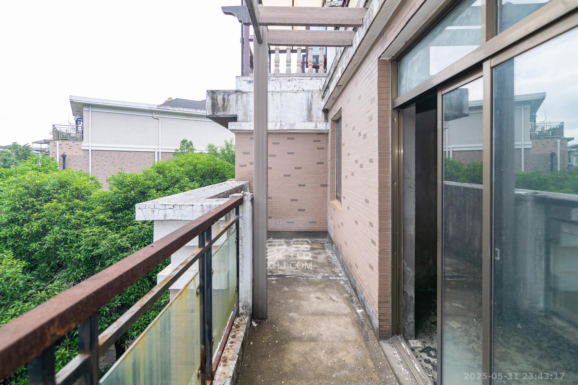 湖南报业文化城(米地亚家园) 5室2厅4卫 248.0万 湖南报业文化城(米地亚家园) 5室2厅4卫 248.0万阳台