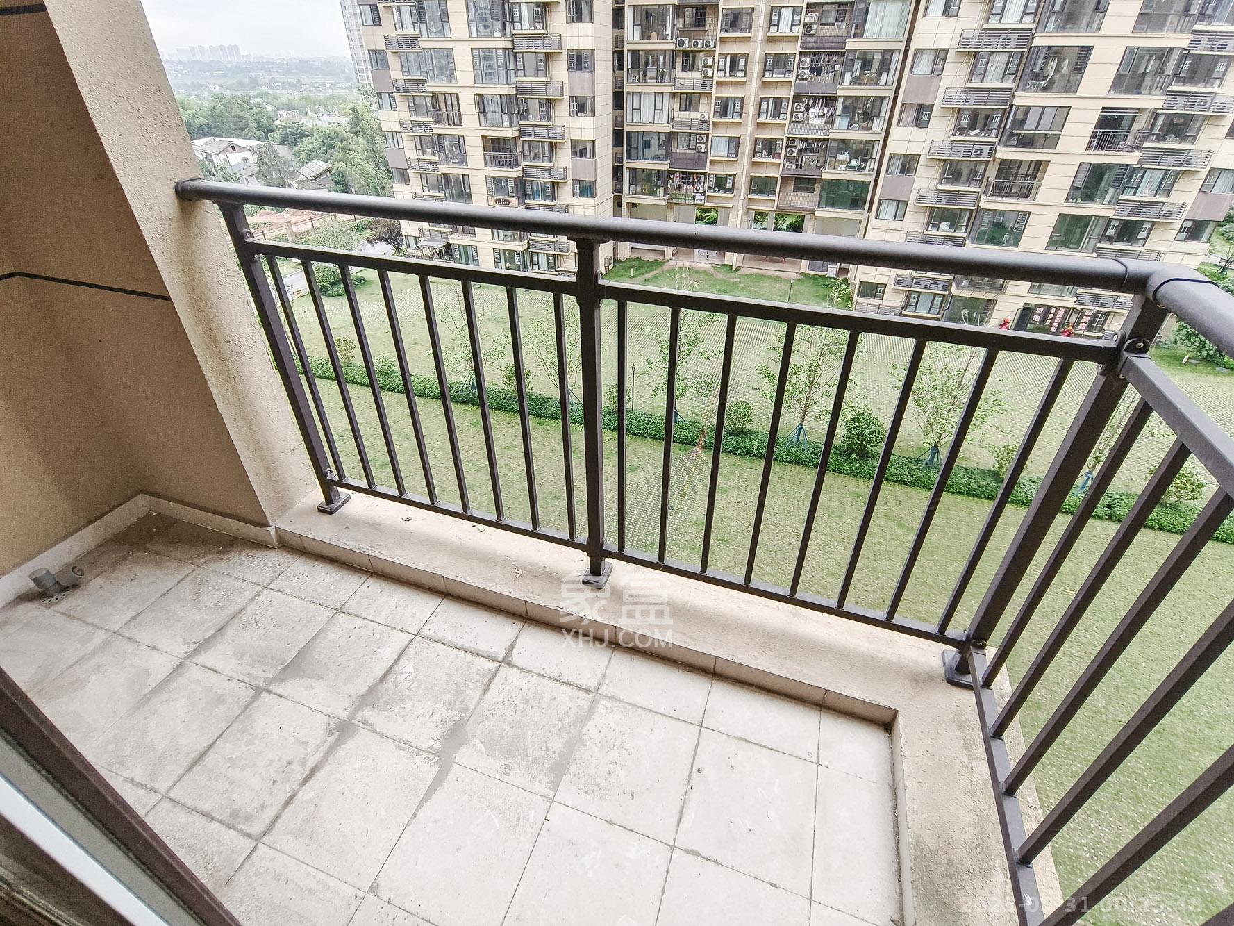 保利香槟国际  4室2厅2卫    106.0万 保利香槟国际  4室2厅2卫    106.0万阳台