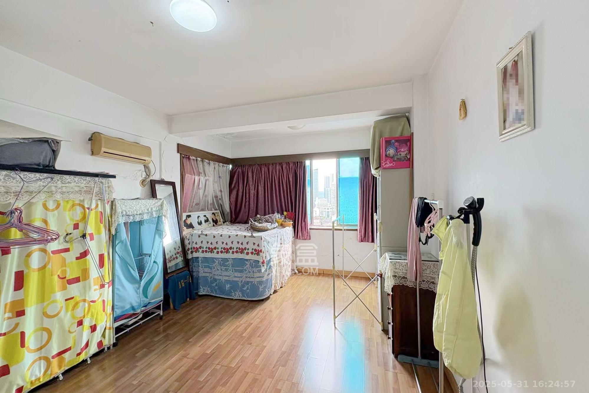 凤凰大厦  3室2厅2卫   99.80万卧室