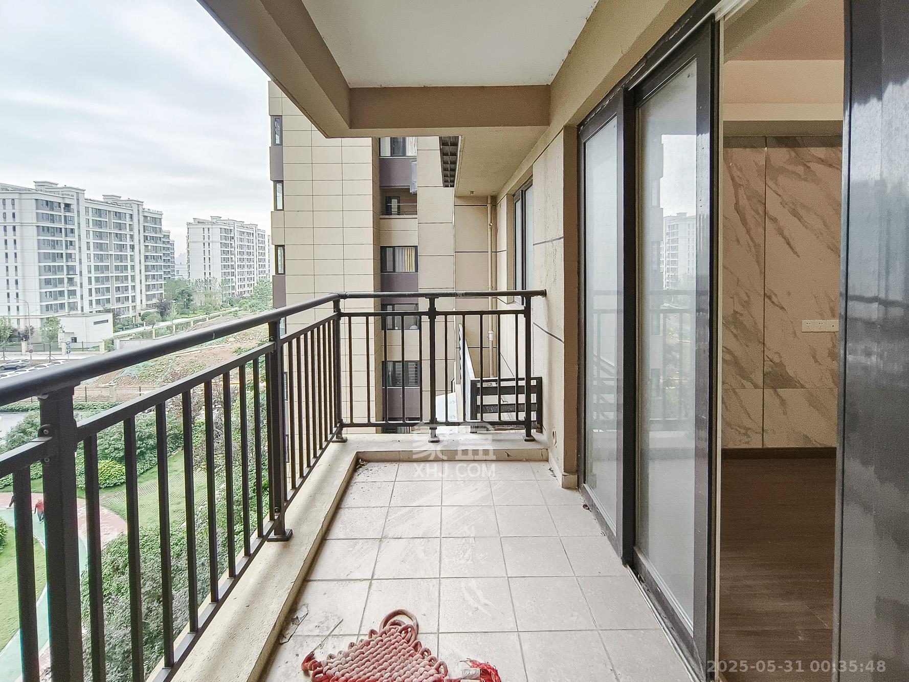 保利香槟国际  4室2厅2卫    106.0万 保利香槟国际  4室2厅2卫    106.0万阳台