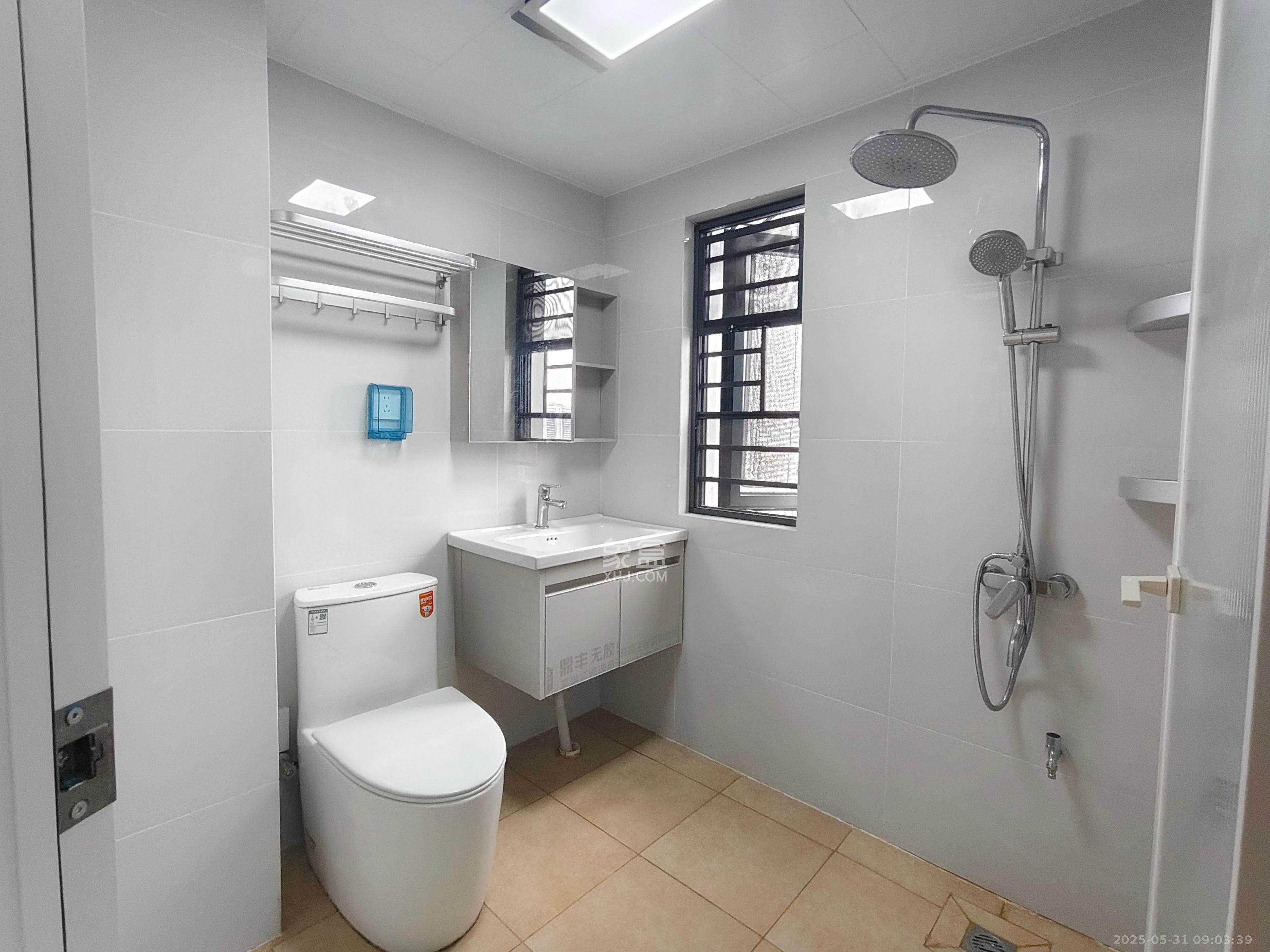 蔷薇国际 3室2厅2卫 2400.0元/月 蔷薇国际 3室2厅2卫 2400.0元/月室内图