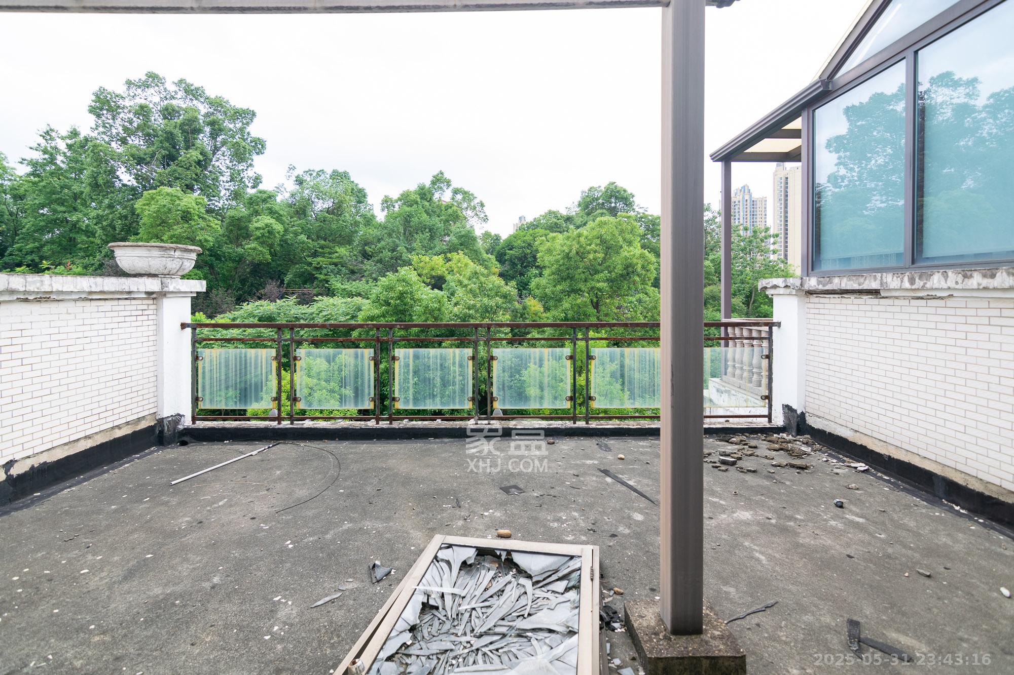 湖南报业文化城(米地亚家园) 5室2厅4卫 248.0万 湖南报业文化城(米地亚家园) 5室2厅4卫 248.0万阳台