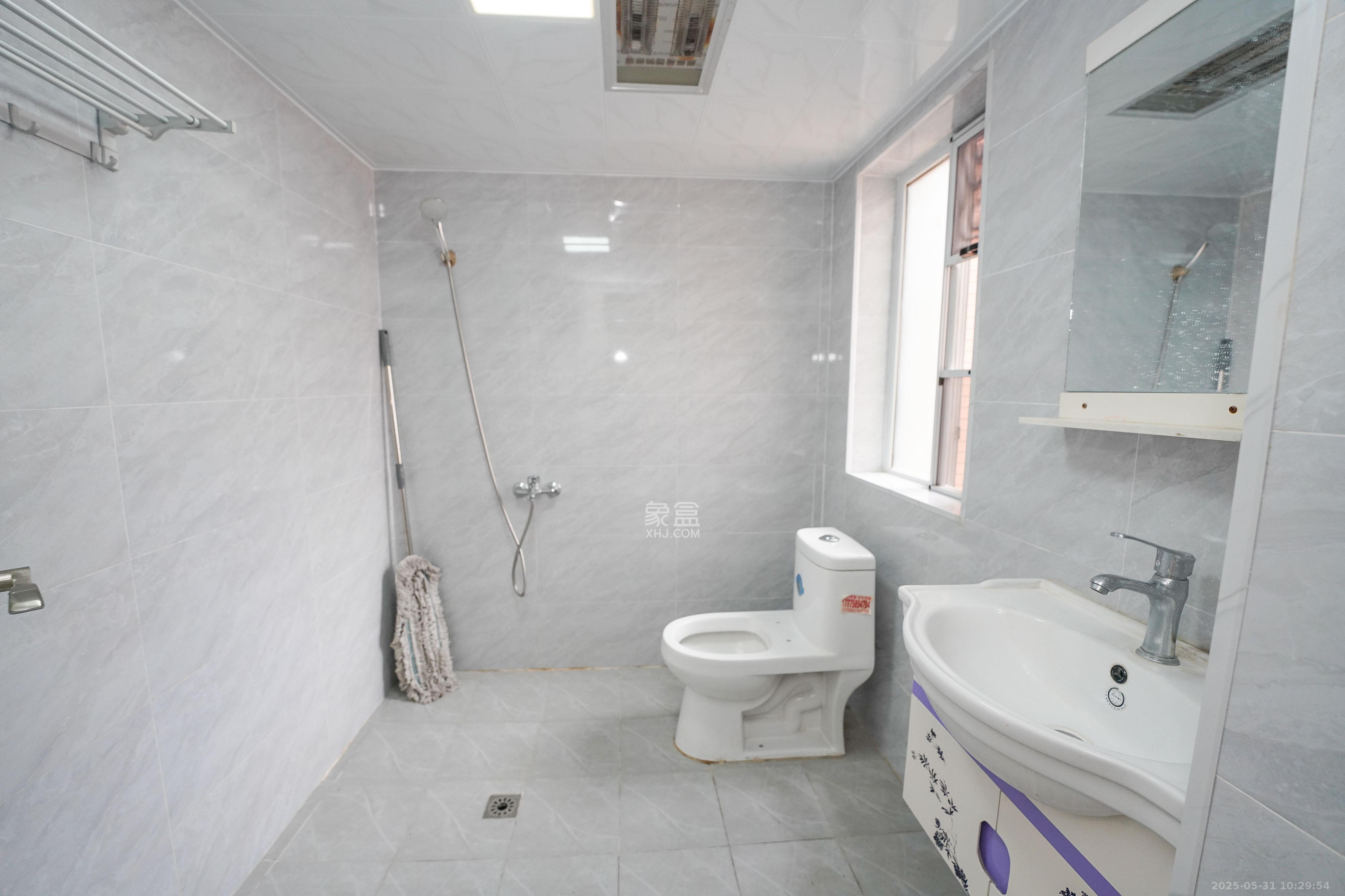 丽发新城 3室2厅2卫 83.8万 丽发新城 3室2厅2卫 83.8万卫生间