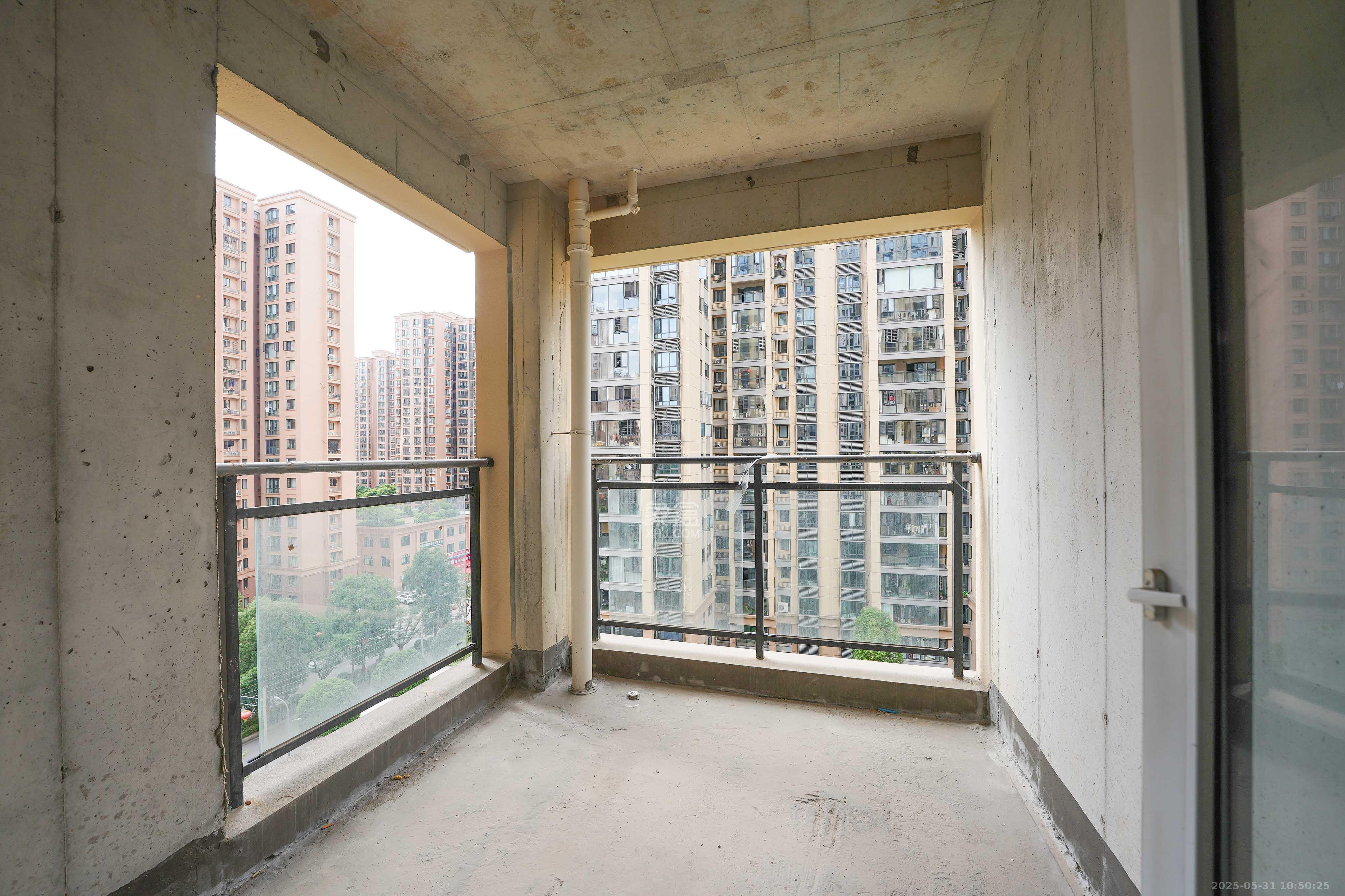 丽发新城  4室2厅2卫   115.00万卧室