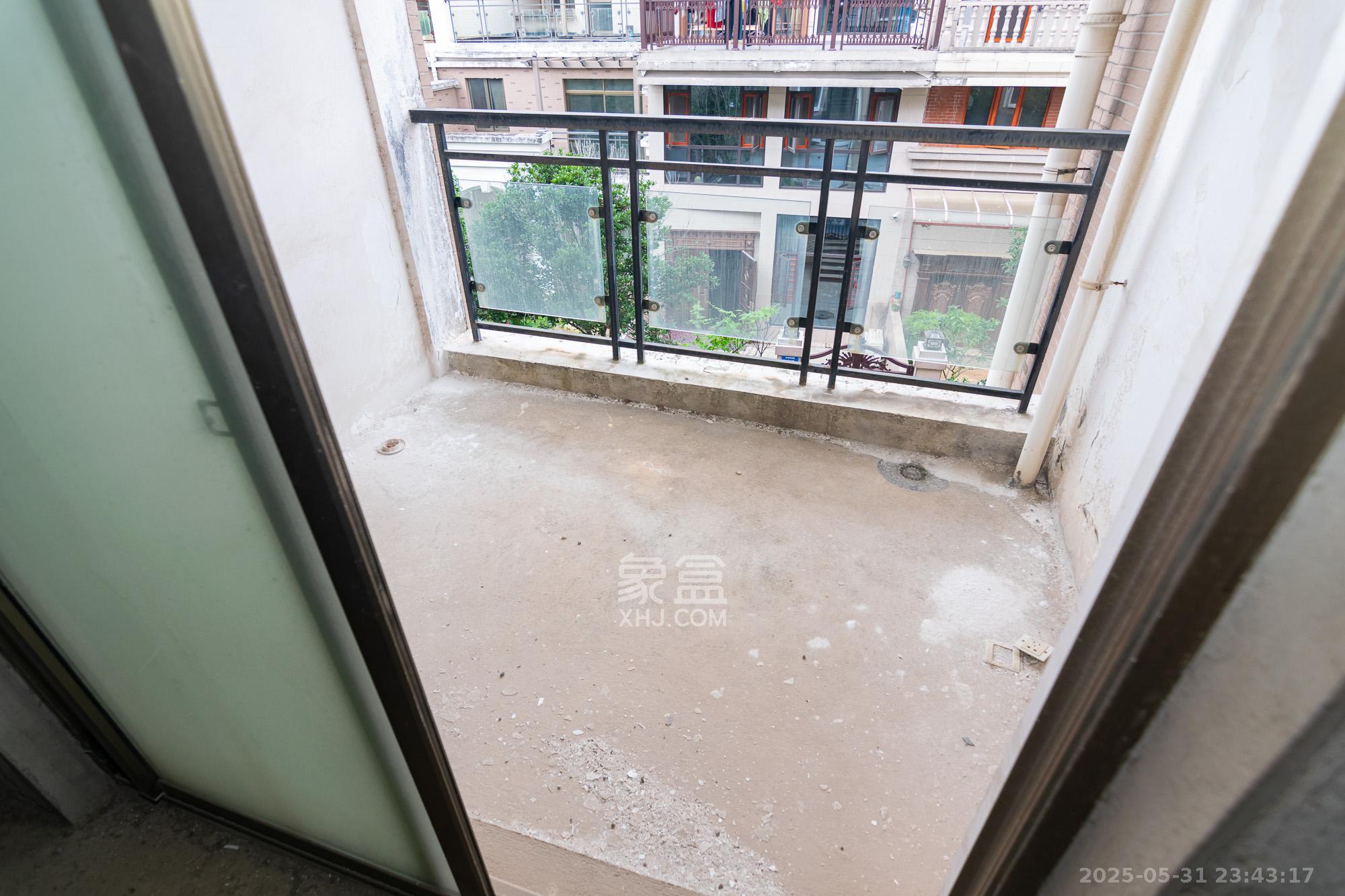 湖南报业文化城(米地亚家园) 5室2厅4卫 248.0万 湖南报业文化城(米地亚家园) 5室2厅4卫 248.0万阳台