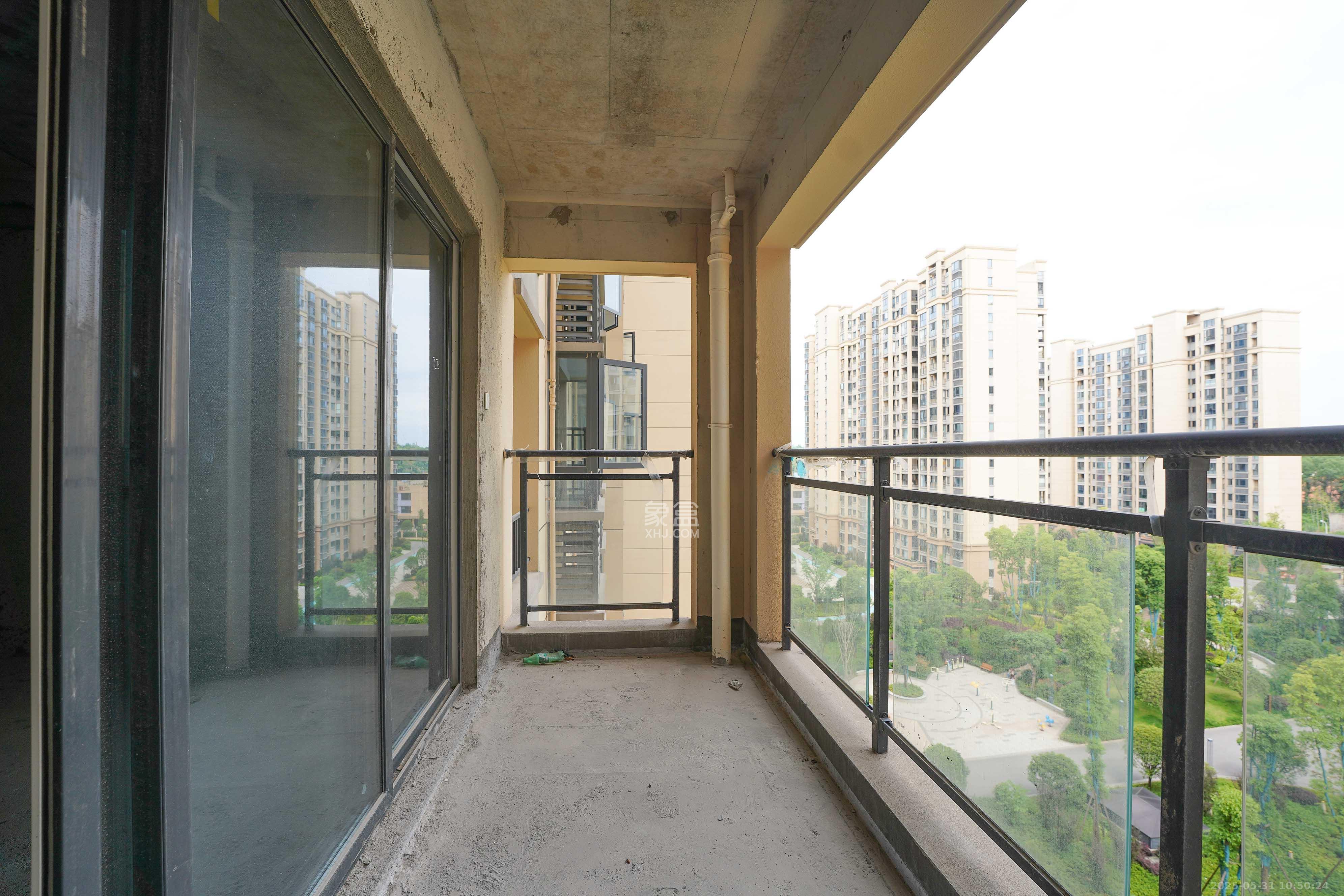 丽发新城  4室2厅2卫   115.00万阳台