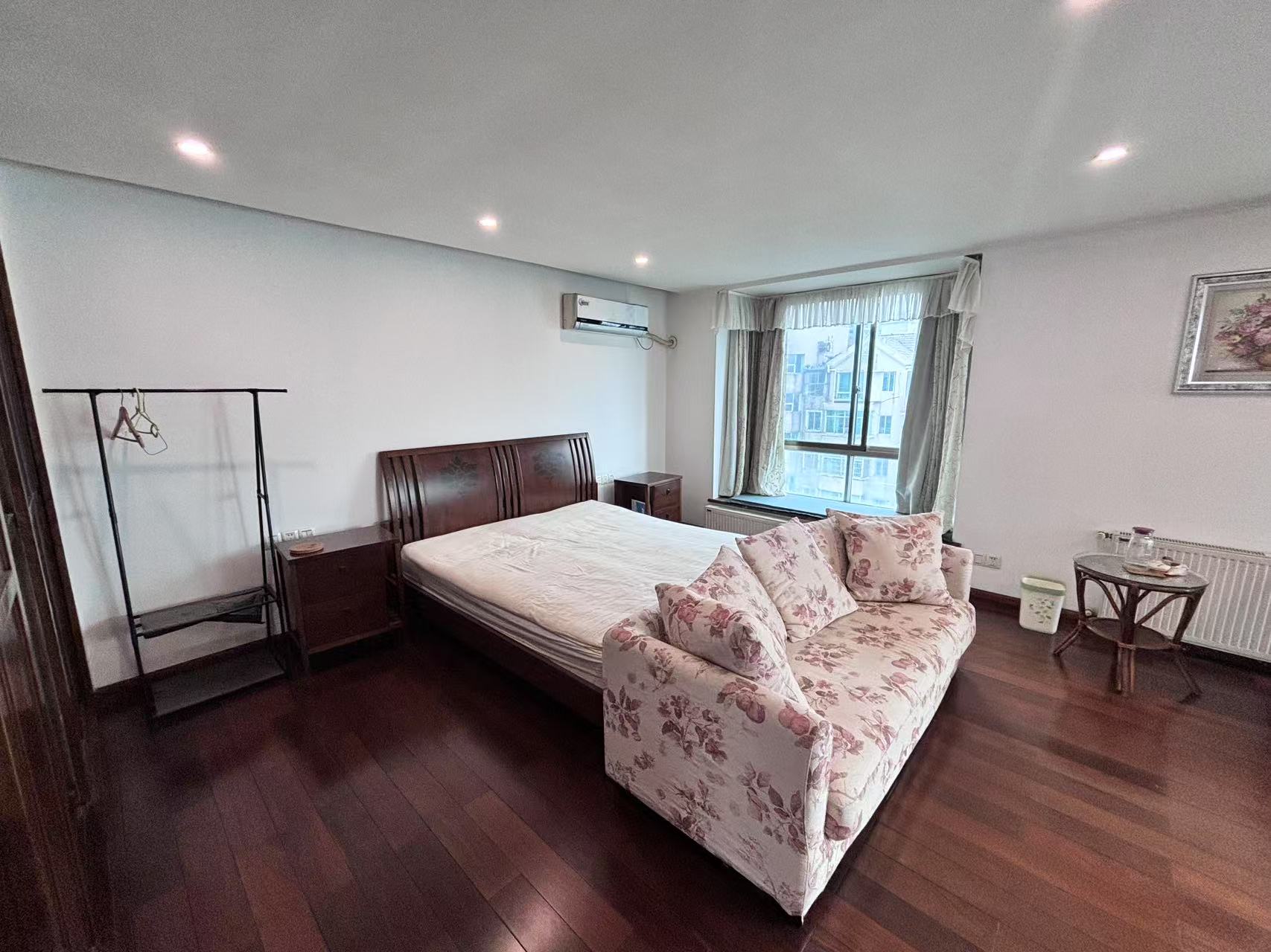 四季花园  5室2厅2卫    130.0万 四季花园  5室2厅2卫    130.0万室内图