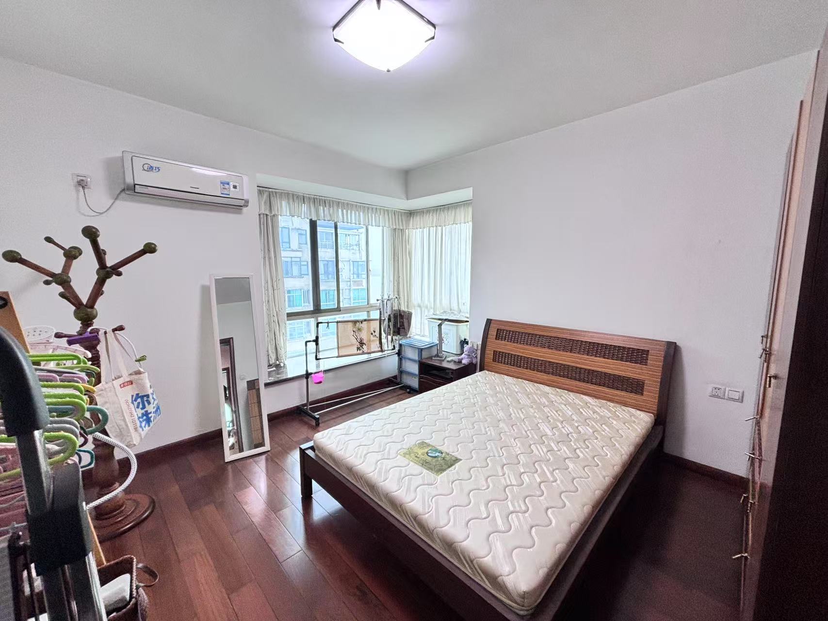 四季花园  5室2厅2卫    130.0万 四季花园  5室2厅2卫    130.0万室内图