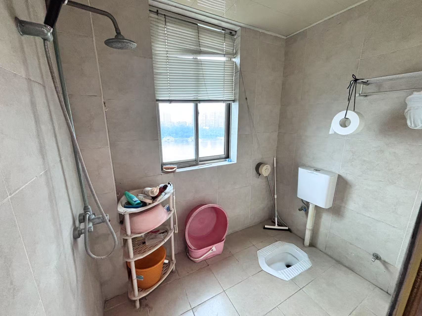 四季花园  5室2厅2卫    130.0万 四季花园  5室2厅2卫    130.0万室内图