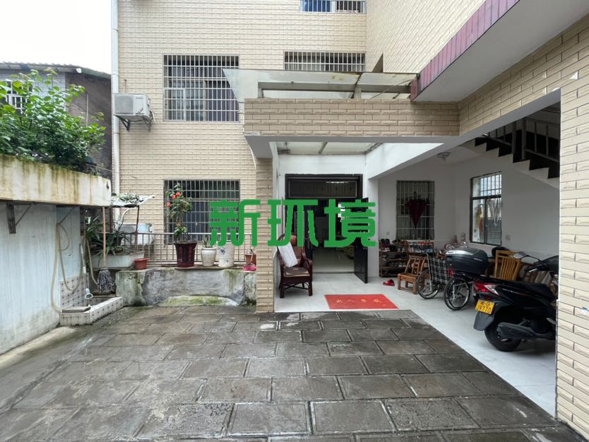 市中心散盘  7室3厅2卫   125.00万客厅