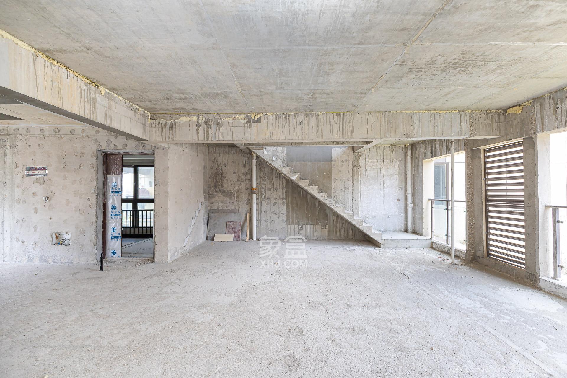 润和湘江天地C区 5室2厅3卫 180.0万 润和湘江天地C区 5室2厅3卫 180.0万客厅