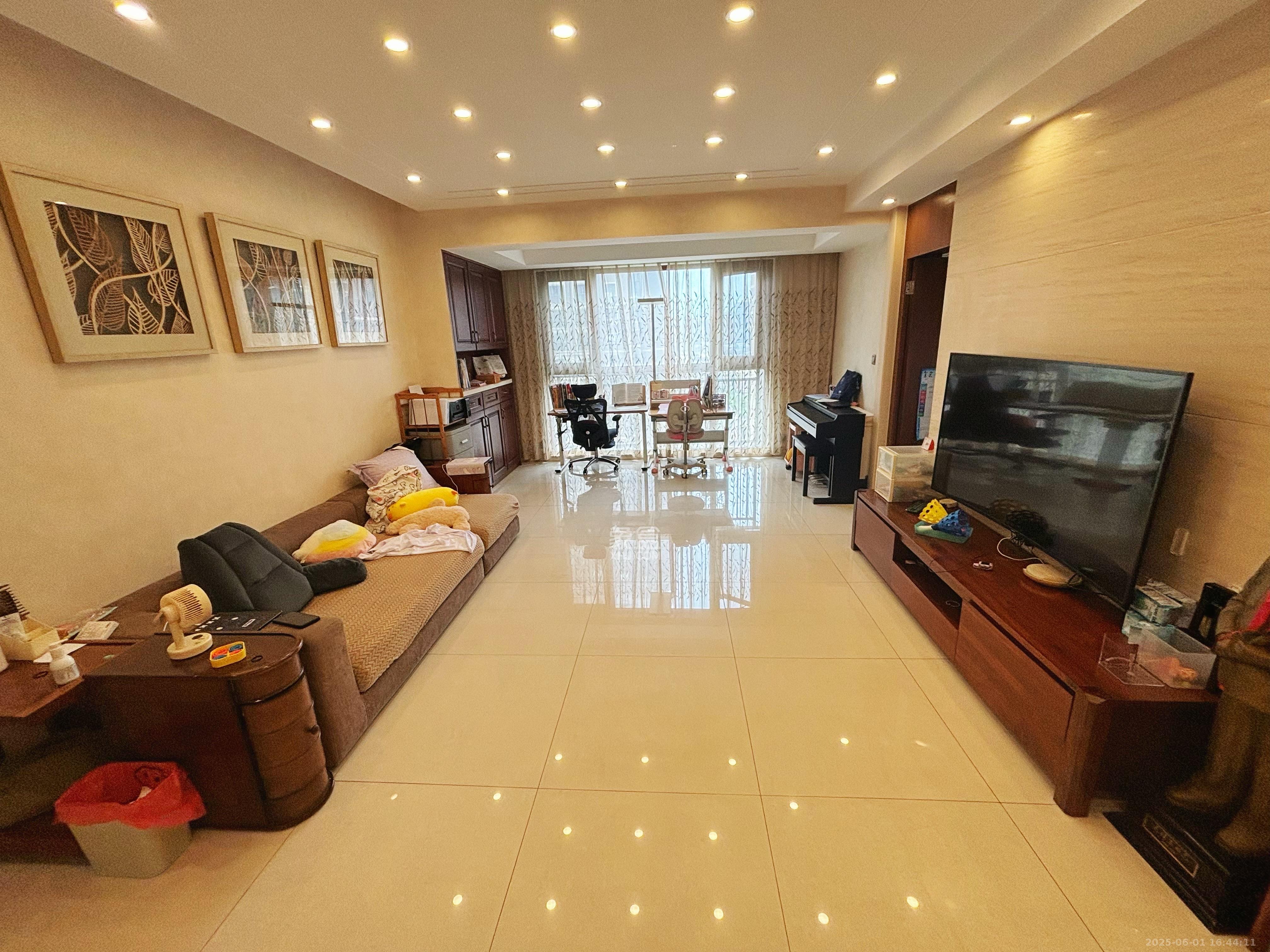 东方名苑臻锦园 3室2厅2卫 105.0万 东方名苑臻锦园 3室2厅2卫 105.0万客厅