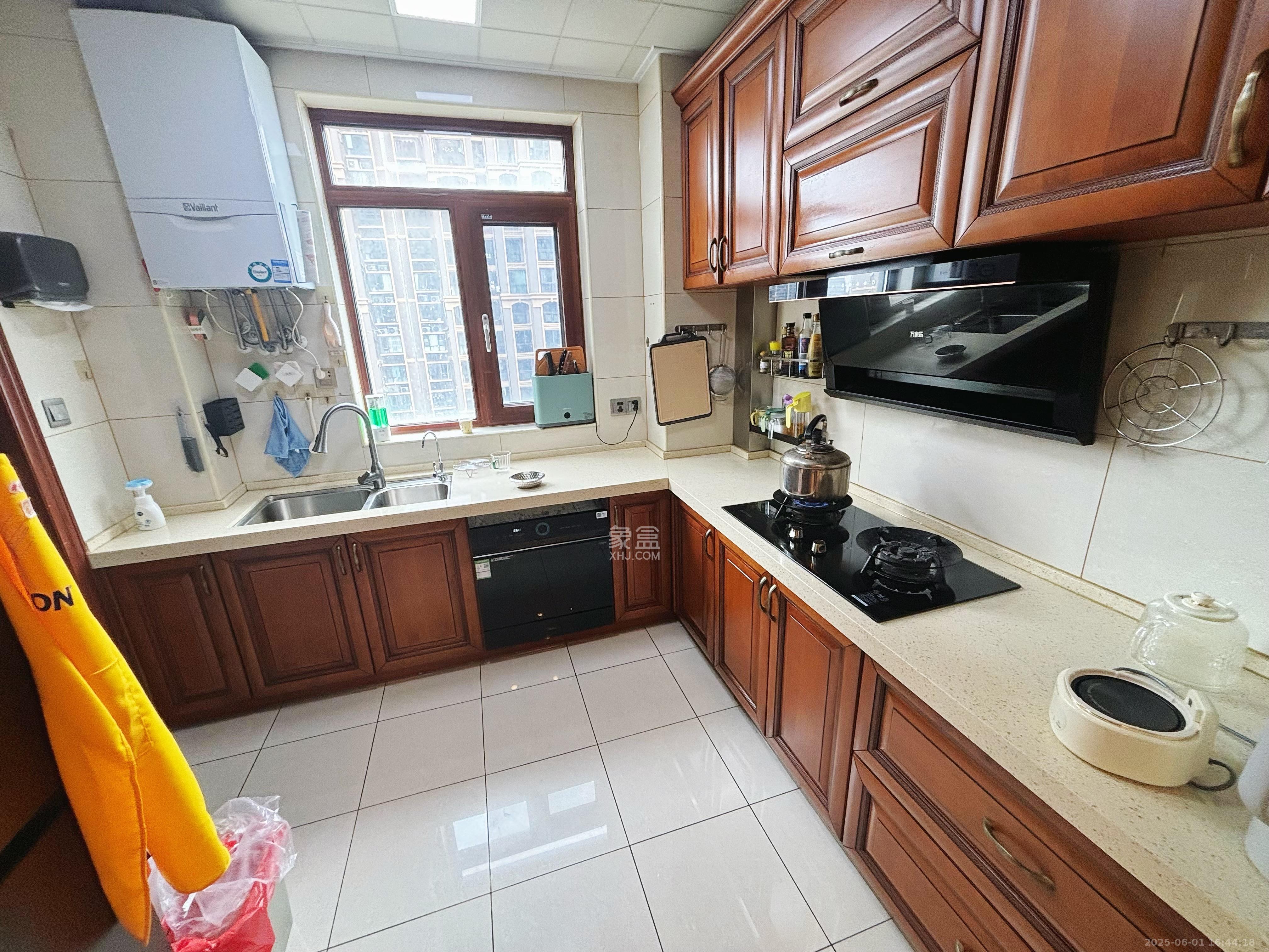 东方名苑臻锦园 3室2厅2卫 105.0万 东方名苑臻锦园 3室2厅2卫 105.0万客厅