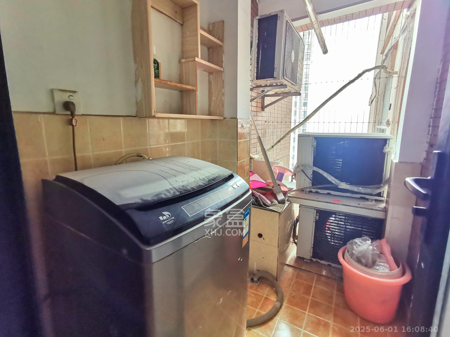 三一街区  3室2厅1卫   50.80万阳台