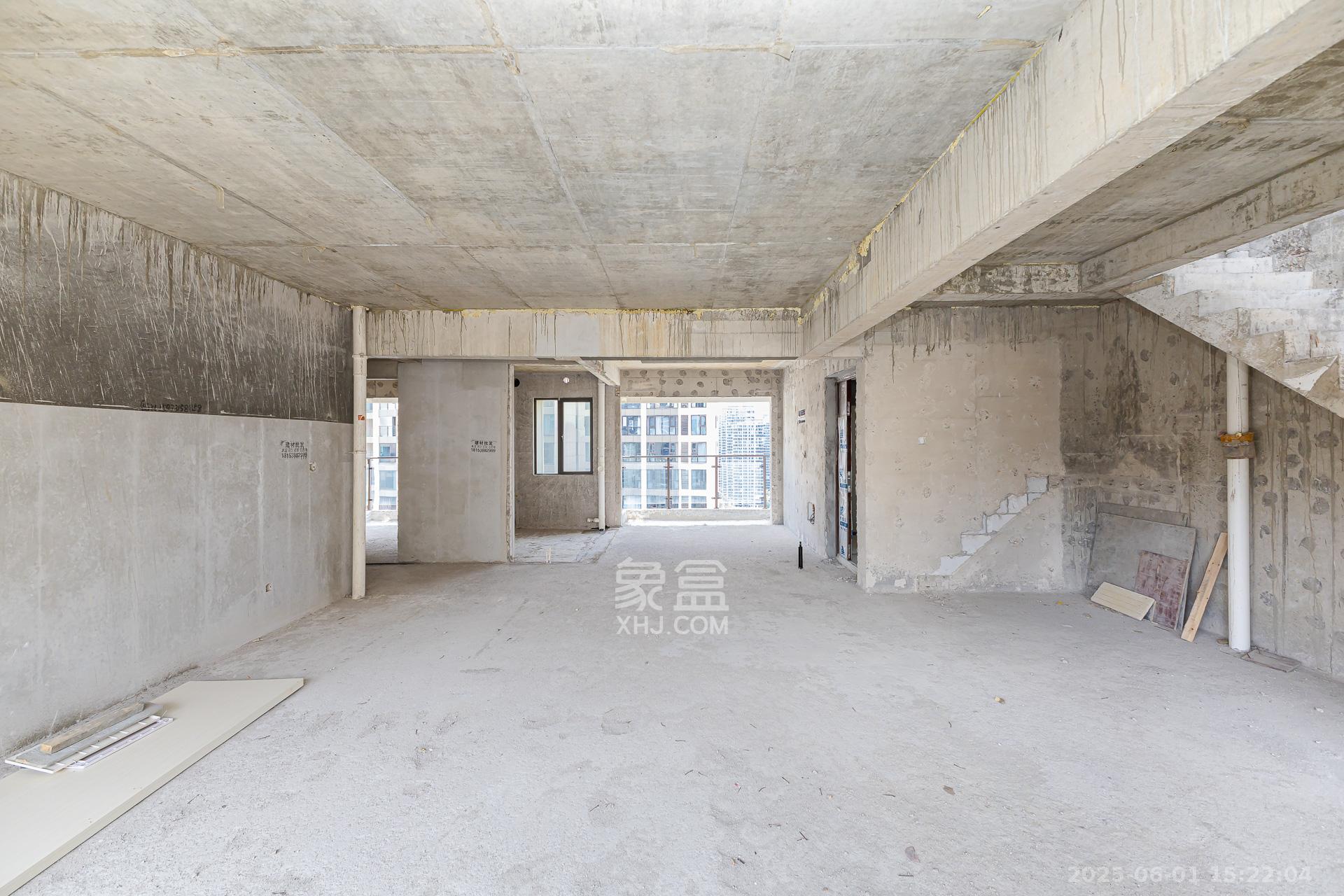 润和湘江天地C区 5室2厅3卫 180.0万 润和湘江天地C区 5室2厅3卫 180.0万客厅