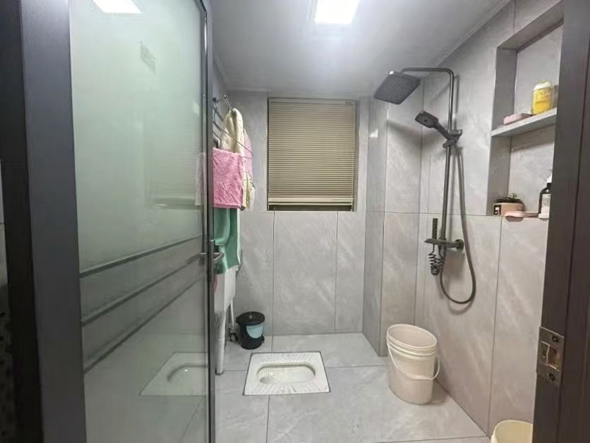 龙源华城  3室2厅2卫   75.00万客厅