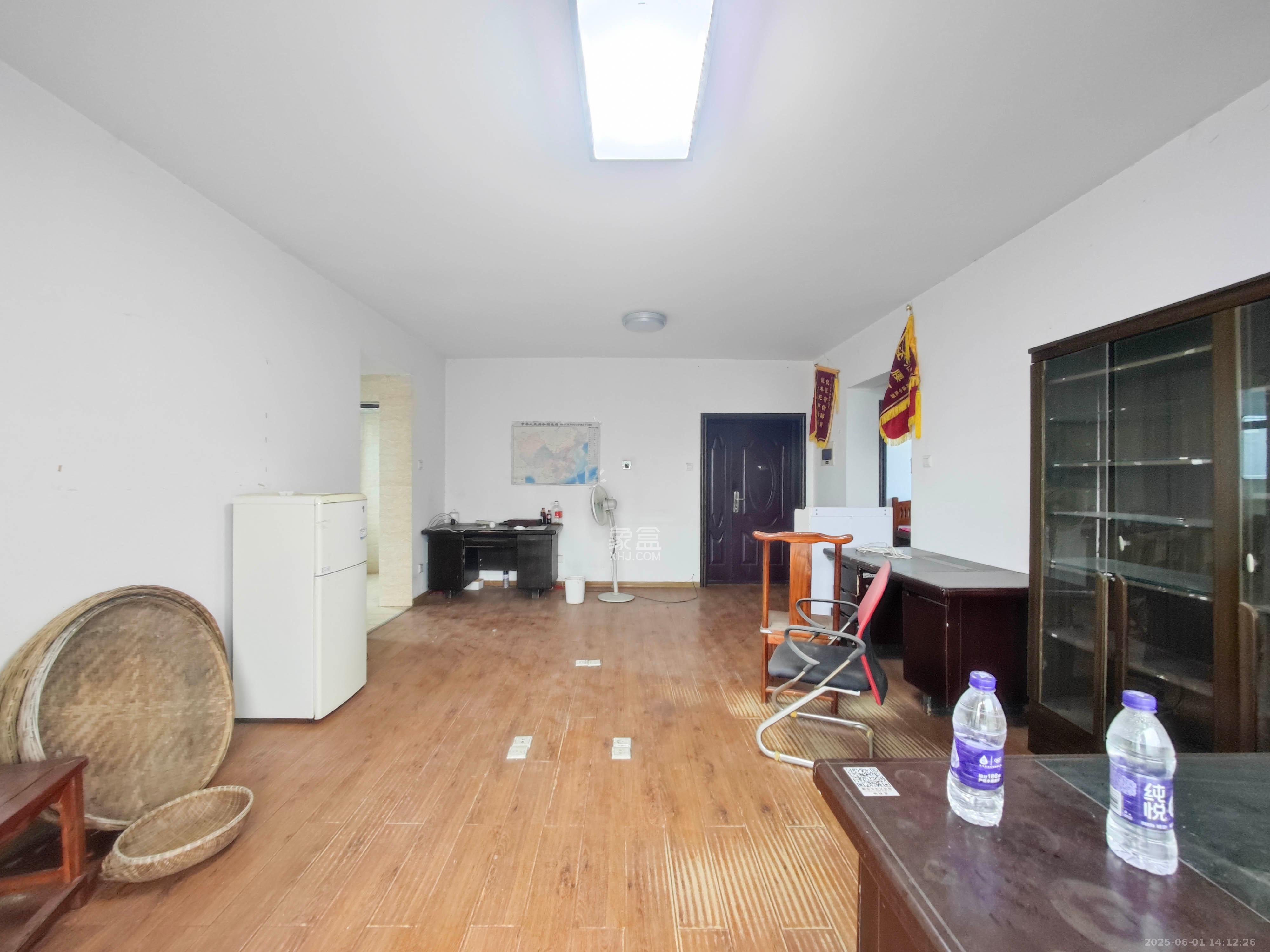 南颐园 2室2厅1卫 48.0万 南颐园 2室2厅1卫 48.0万客厅