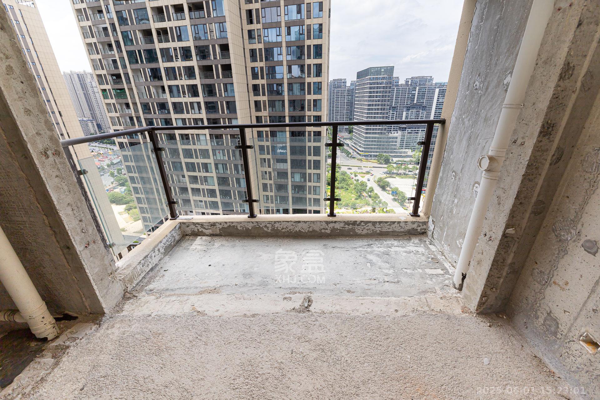 润和湘江天地C区 5室2厅3卫 180.0万 润和湘江天地C区 5室2厅3卫 180.0万阳台