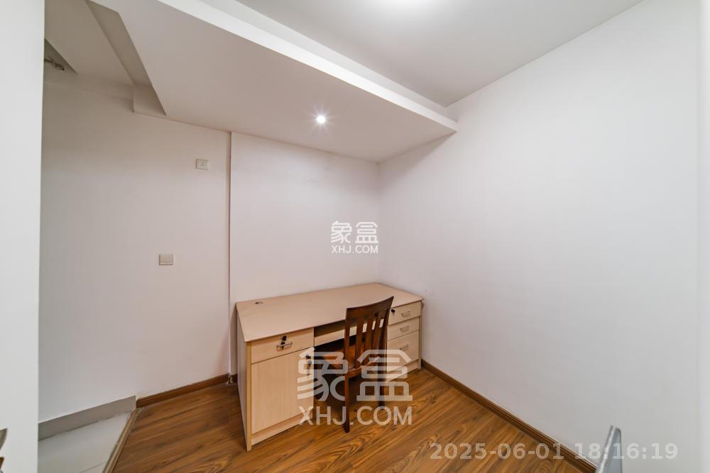 阳光100三期  4室2厅2卫   2800.00元/月室内图
