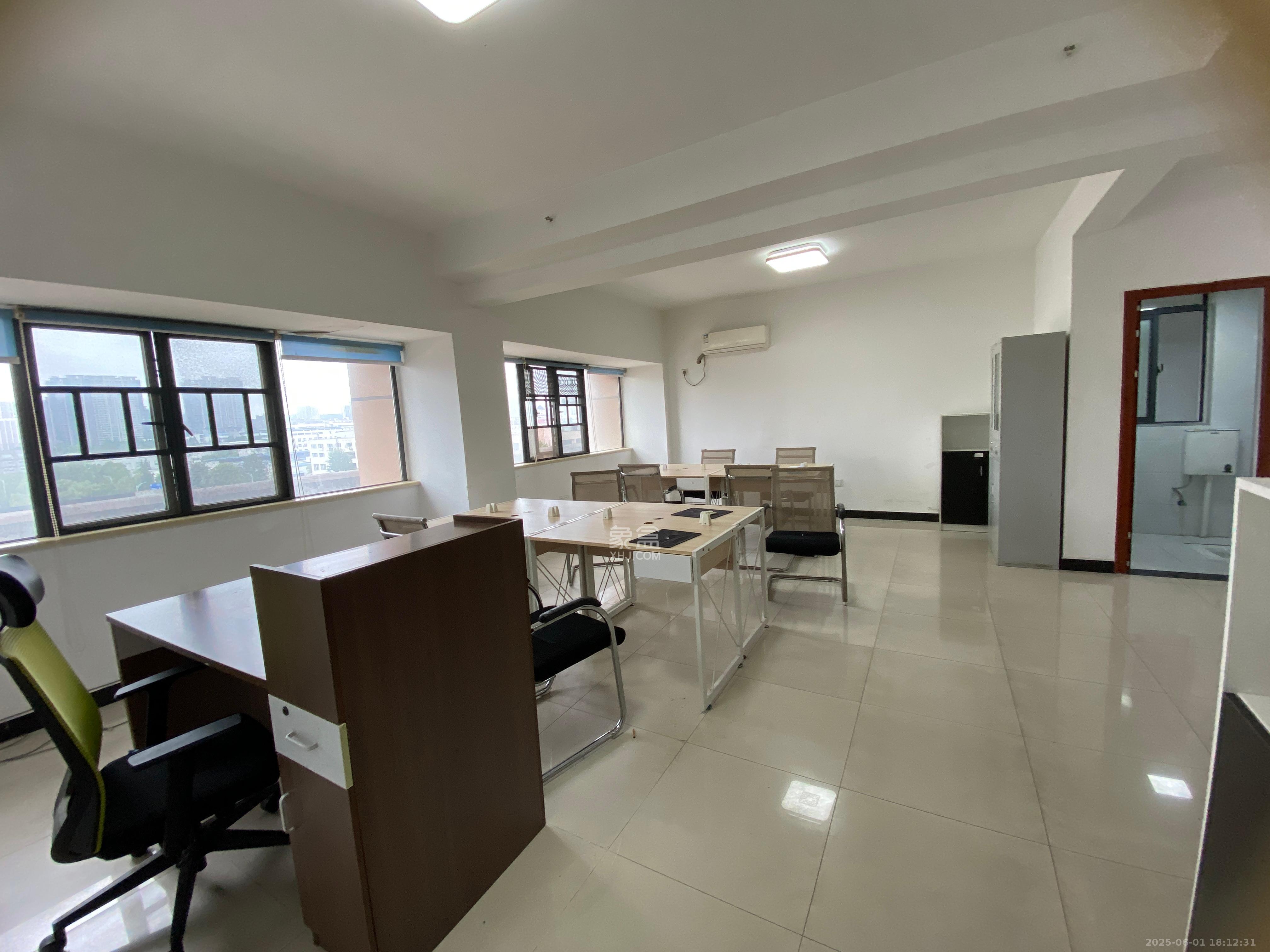 雅阁国际  1室1厅1卫    1600.0元/月 雅阁国际  1室1厅1卫    1600.0元/月